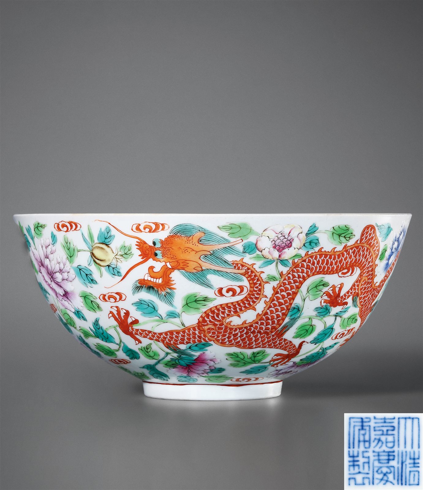 粉彩龙穿花纹大碗
