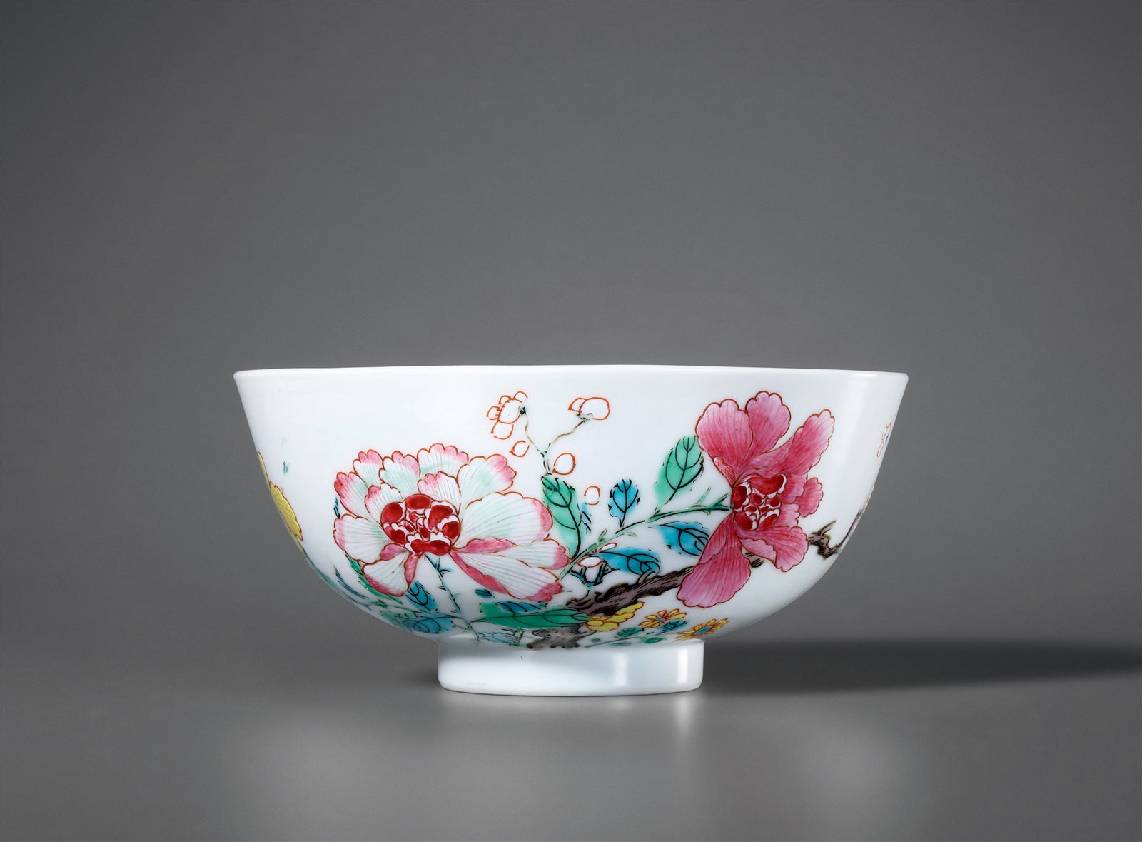 粉彩花蝶纹碗
