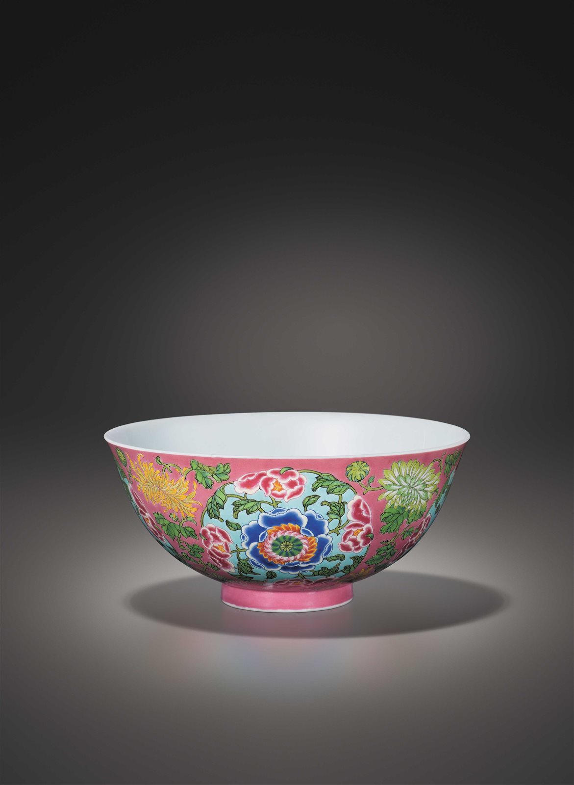 清康熙 瓷胎画珐琅宫粉地“群芳献瑞”图宫碗