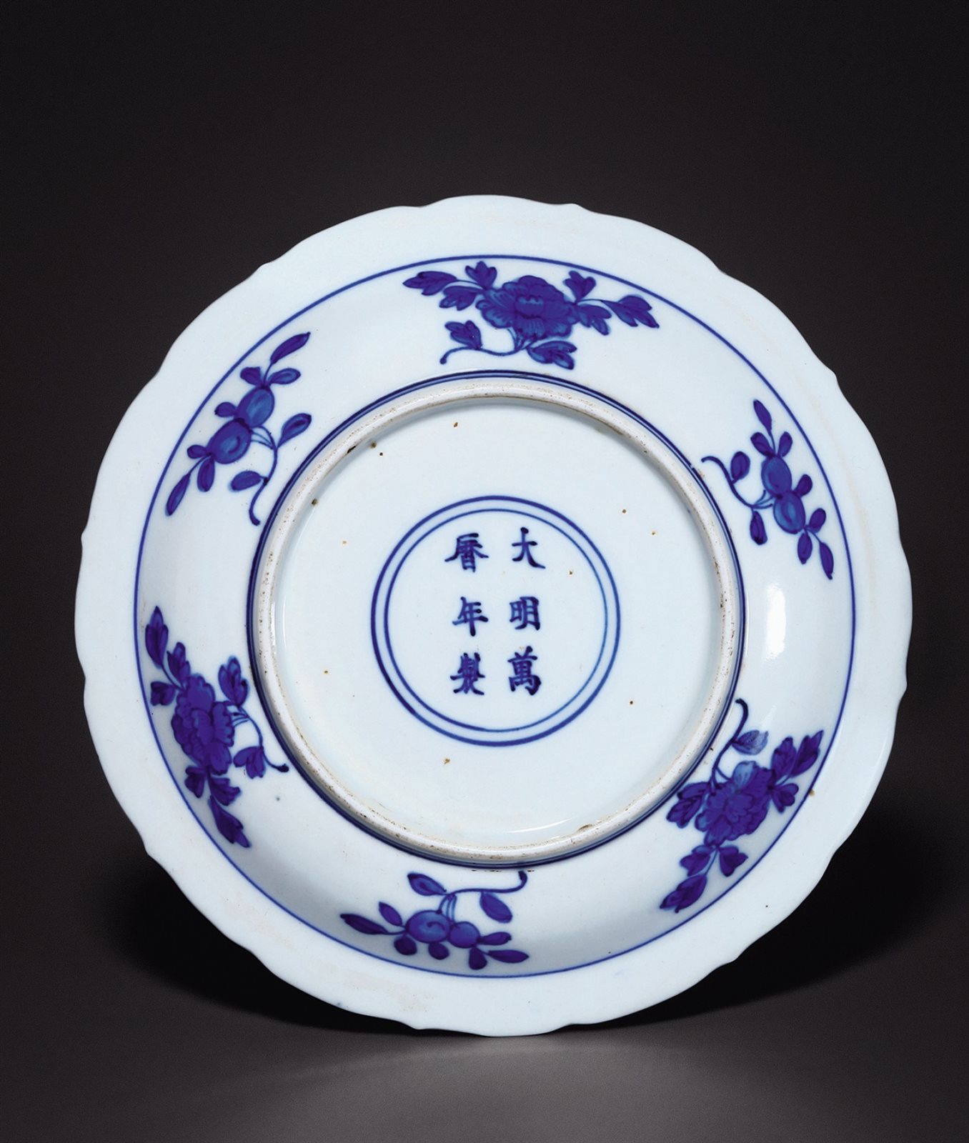 明万历 青花龙凤纹菱口盏托