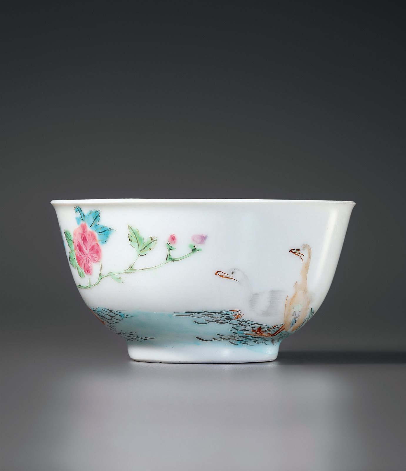 清雍正 粉彩花卉芦雁纹茶圆
