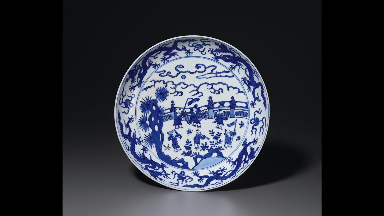 明万历 青花云龙百子图大盘