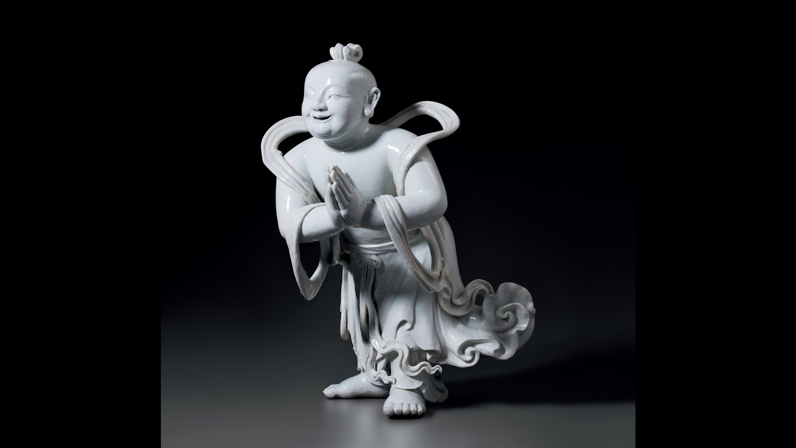 清乾隆 白釉沥粉团龙纹善财童子立像