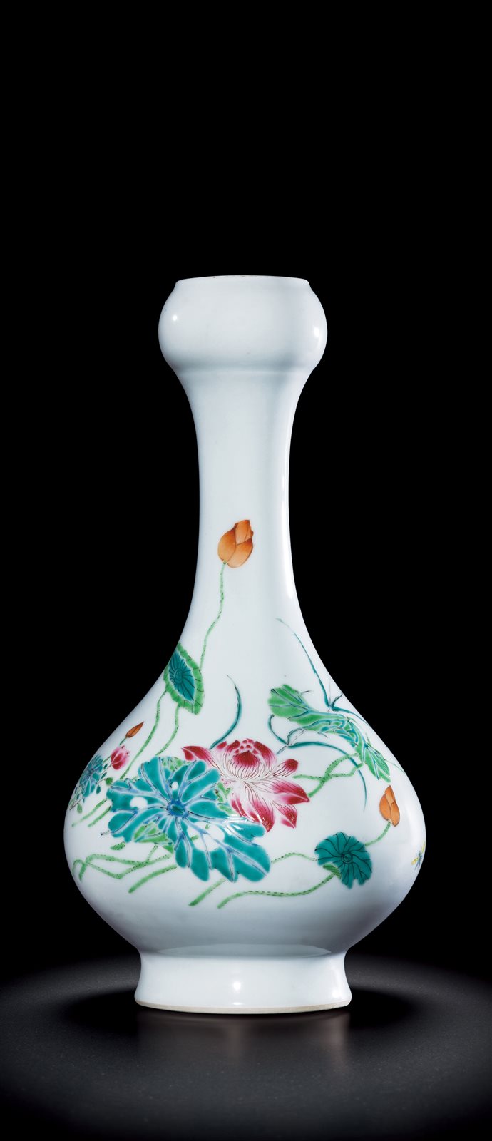 粉彩荷花纹蒜头瓶