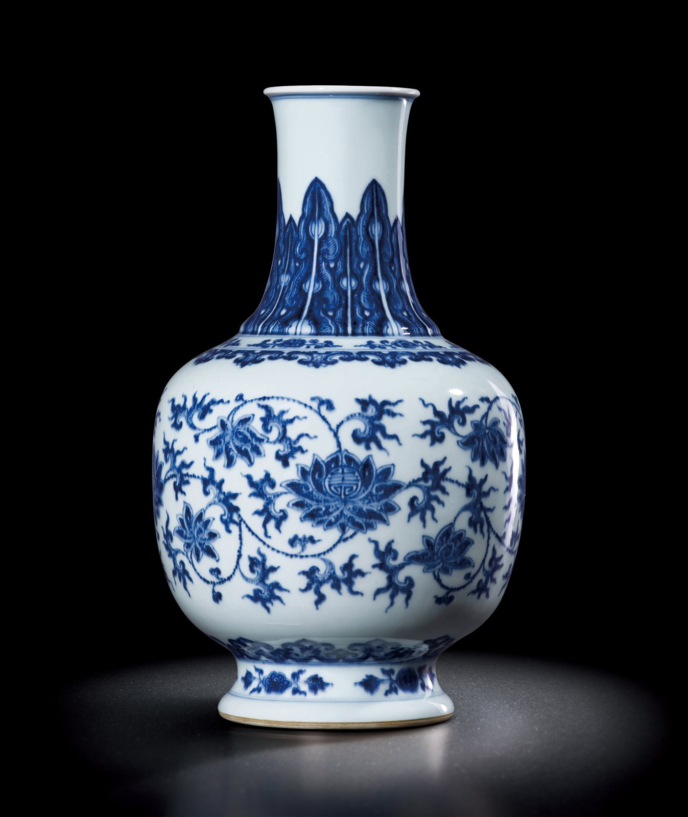 青花缠枝莲托“寿”字纹瓶
