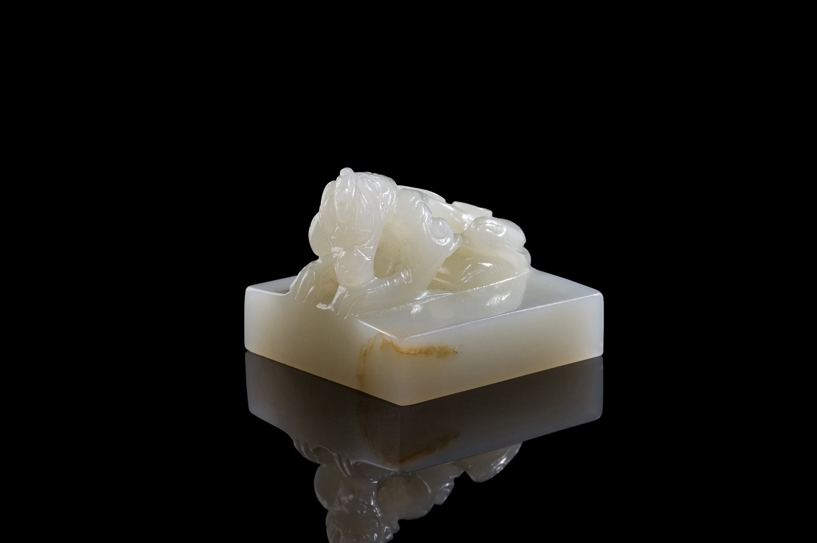 白玉雕龙钮章