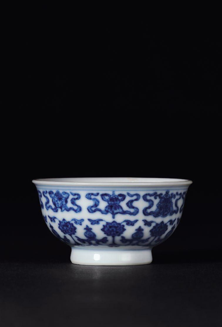 清乾隆 青花缠枝莲托八吉祥纹茶圆