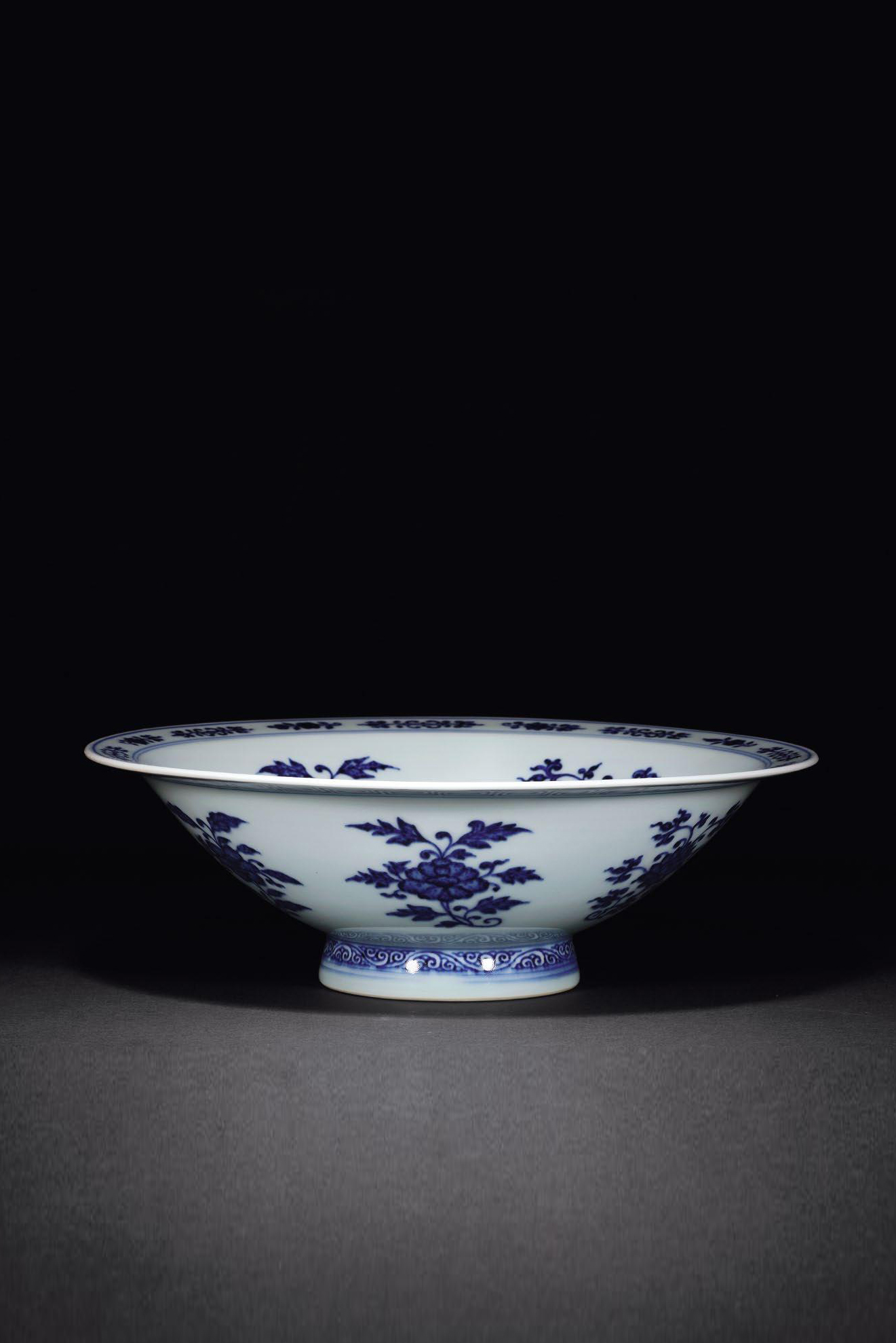 清乾隆 青花花卉纹斗笠碗