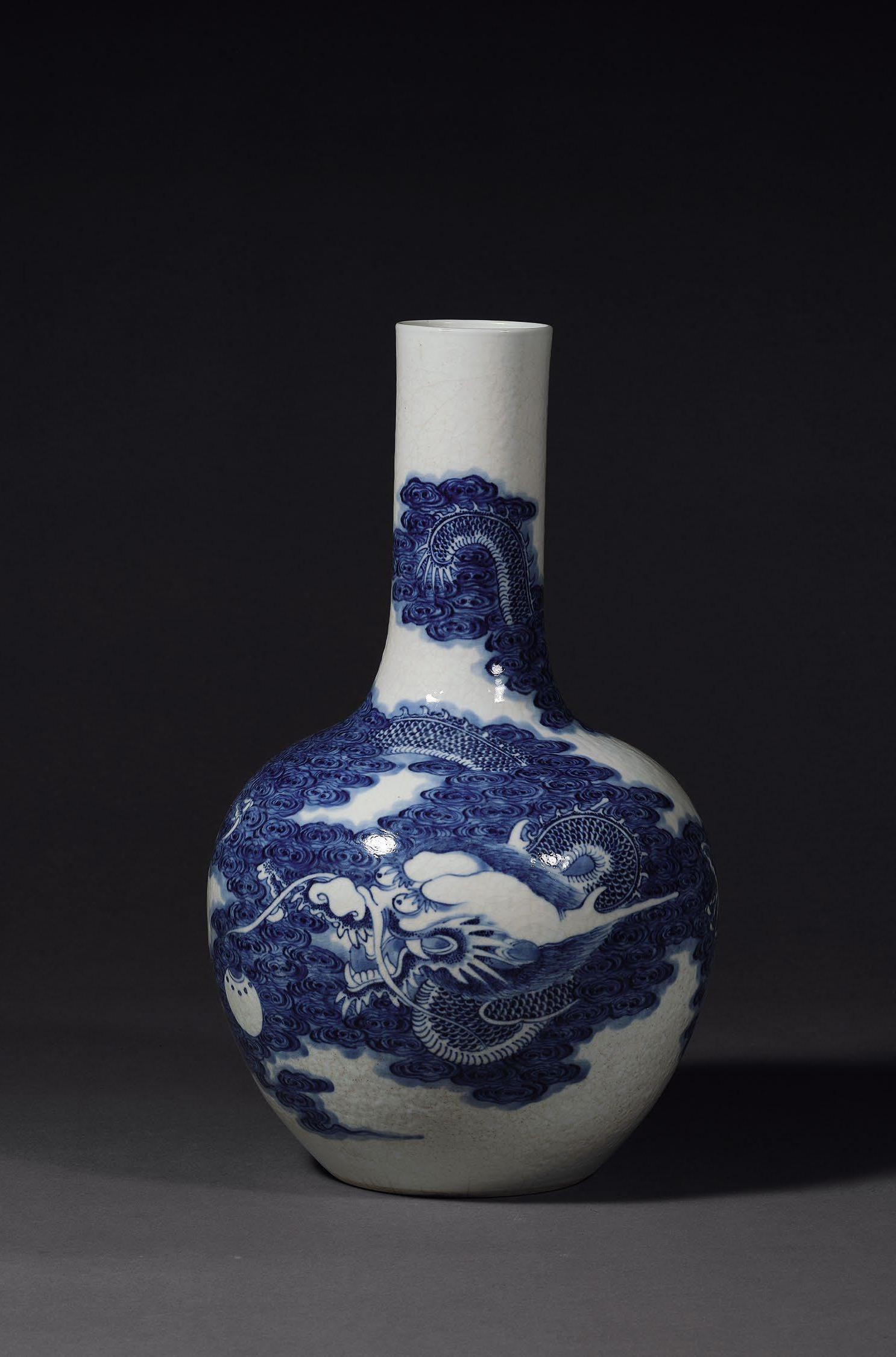 清乾隆 浆胎青花云龙纹天球瓶