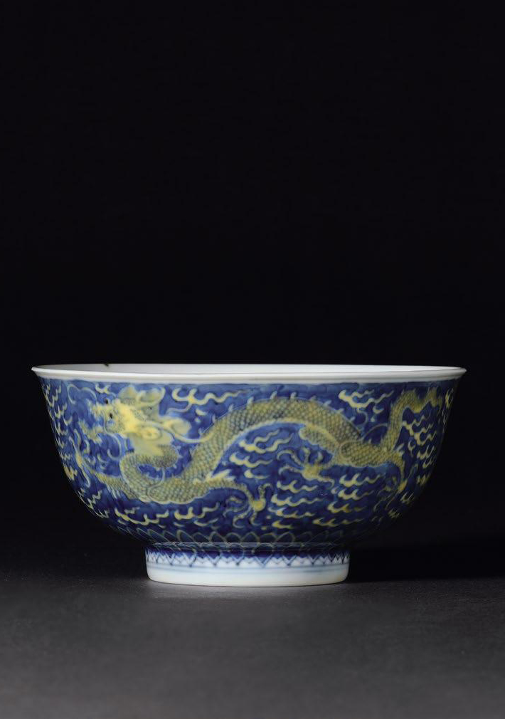清乾隆 青花地黄彩云龙纹碗