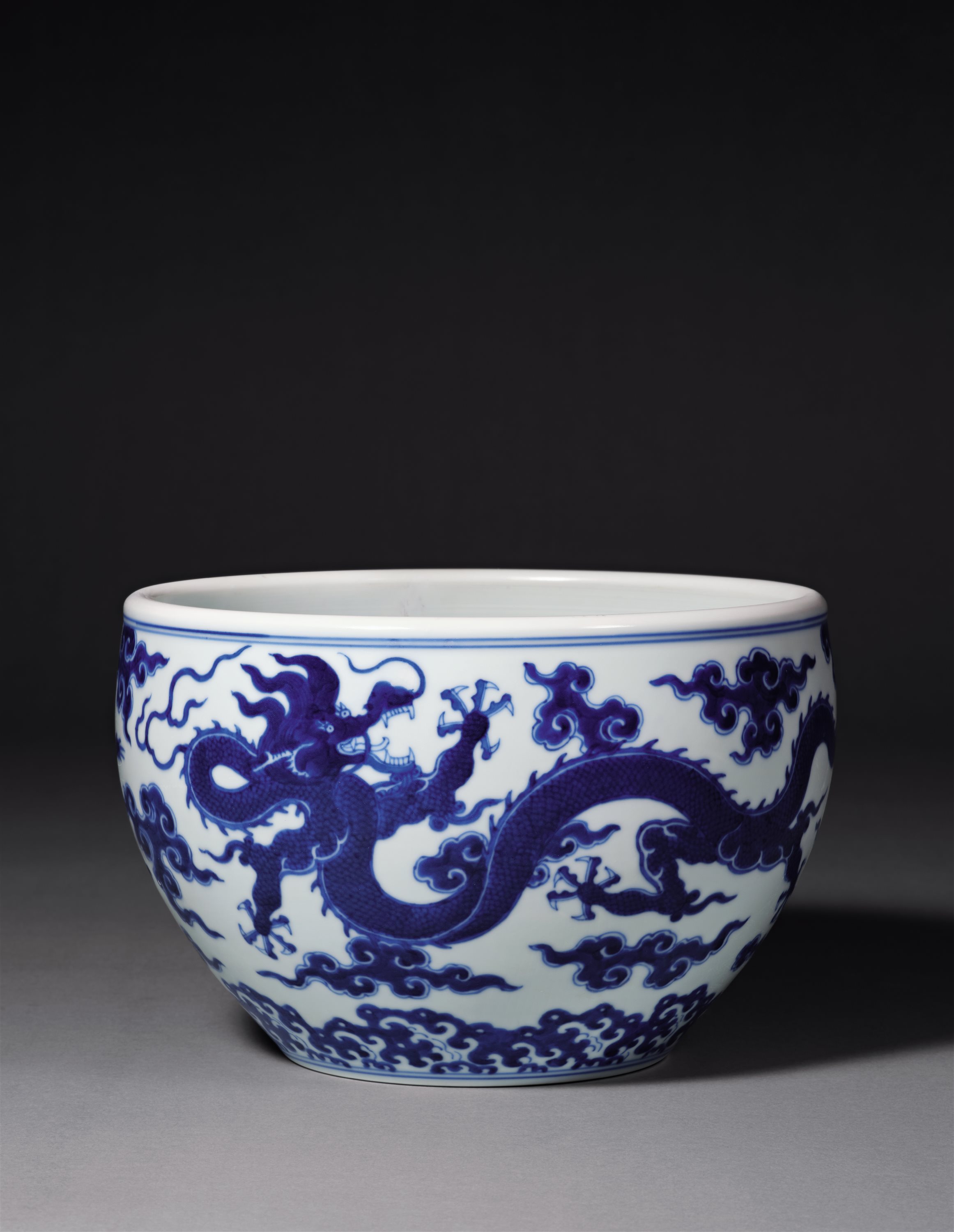 清雍正 青花云龙纹卷缸
