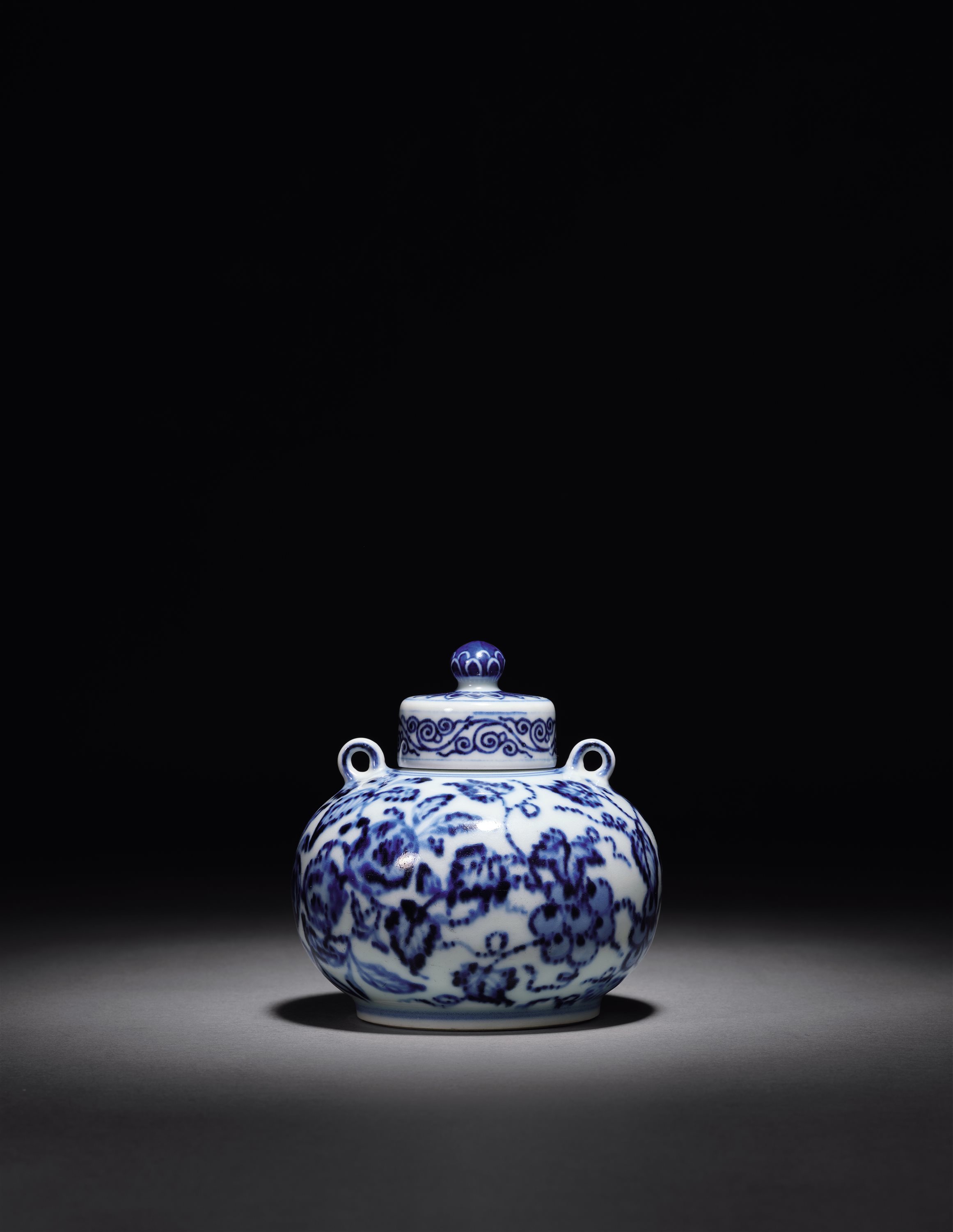 清雍正 仿永乐青花祥瑞花果纹双系盖罐