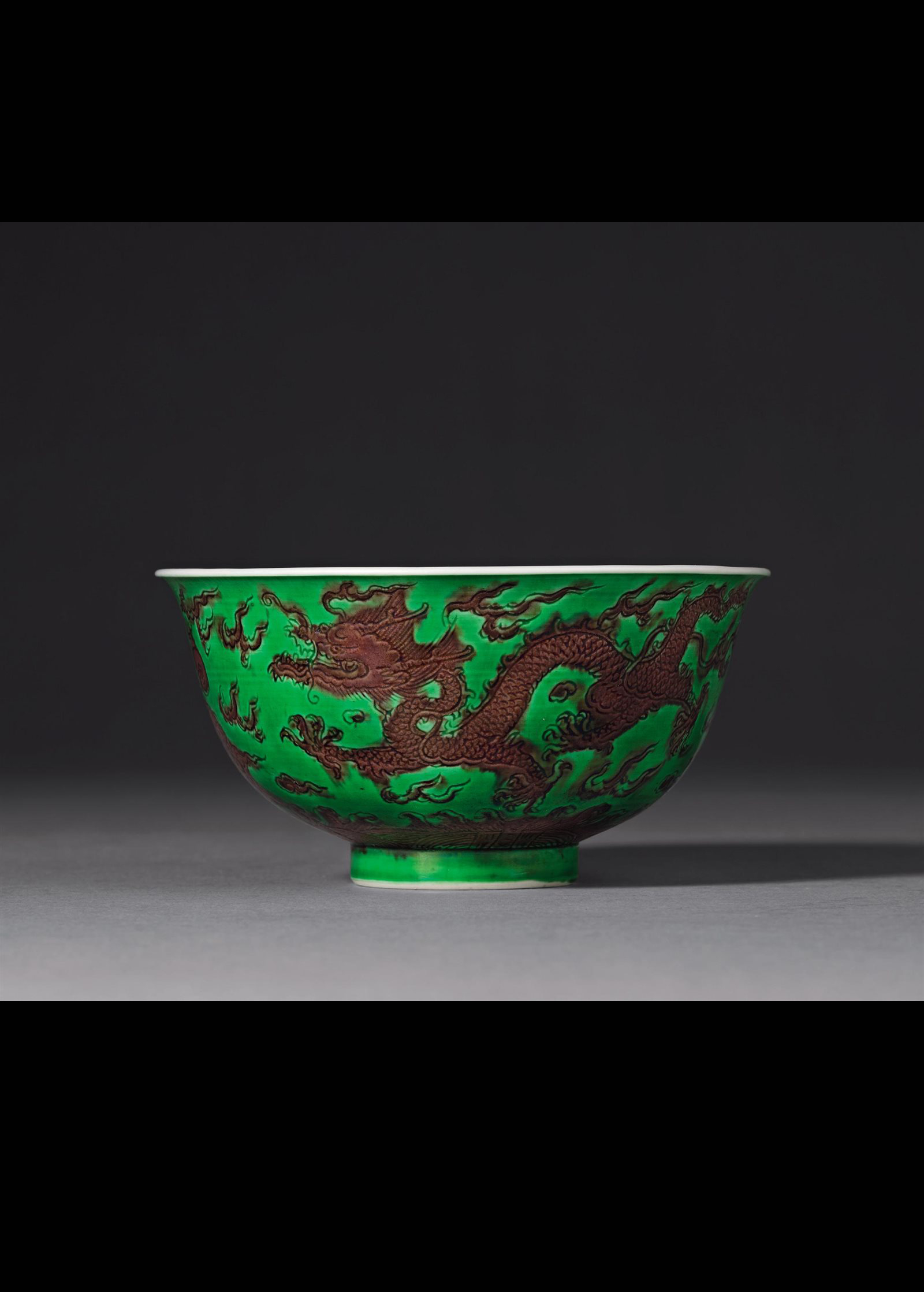 清康熙 绿地紫彩海水江崖云龙纹碗