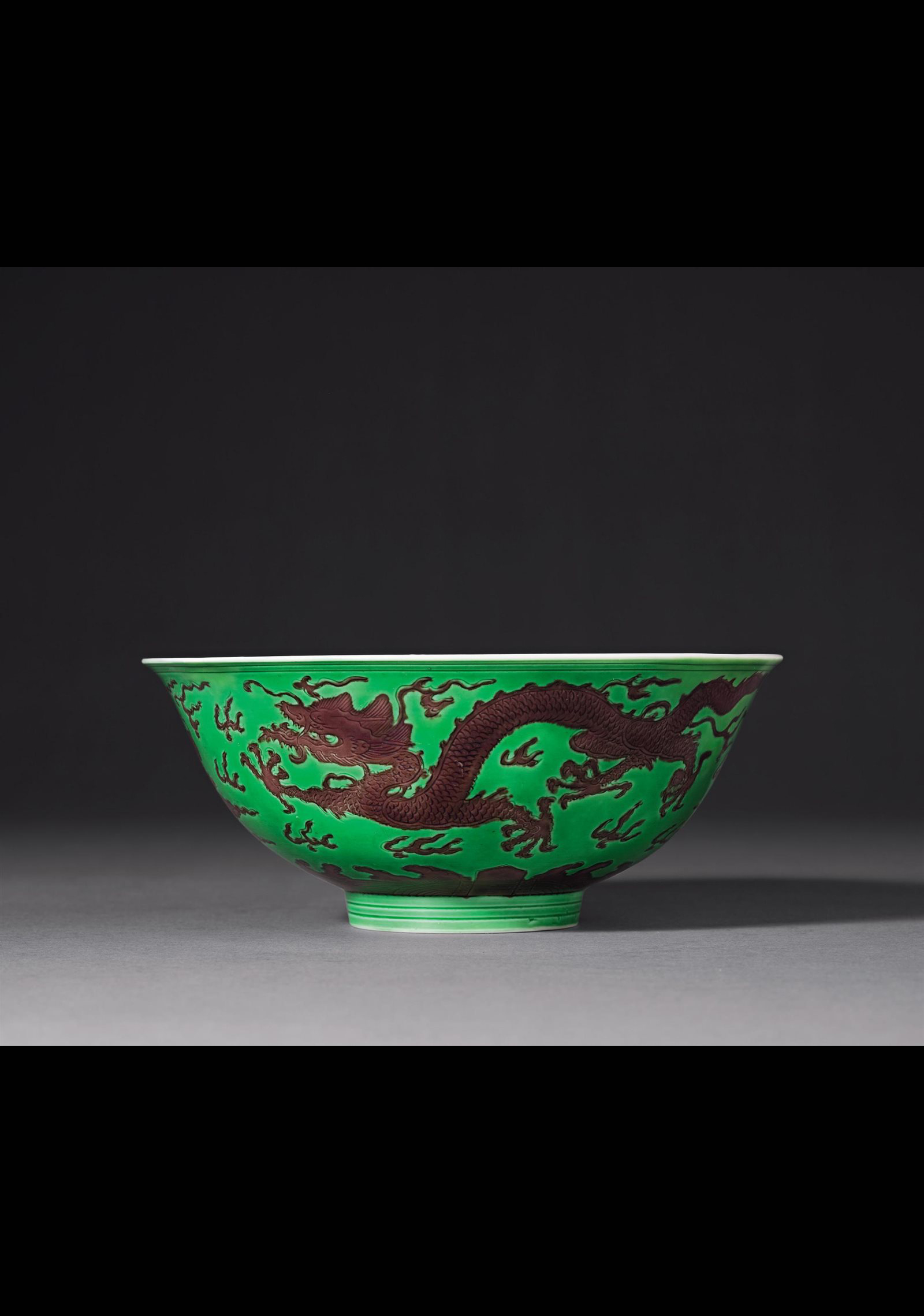 清雍正 绿地紫彩海水江崖云龙纹碗