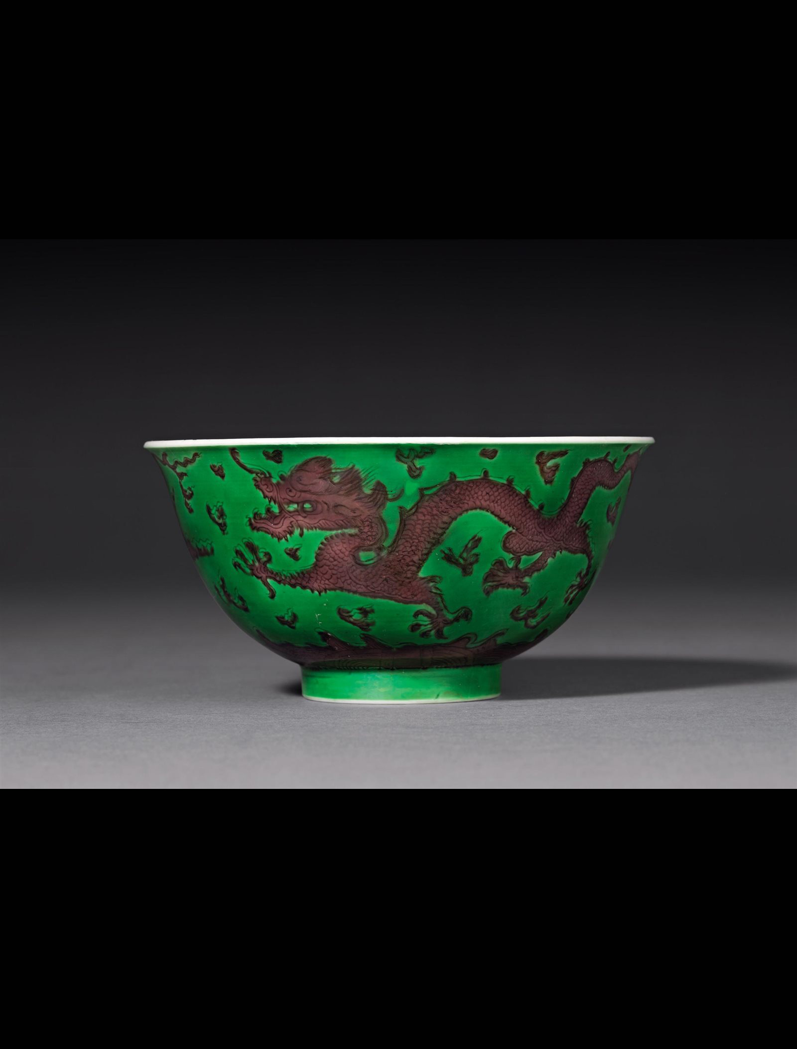 清乾隆 绿地紫彩海水江崖云龙纹碗