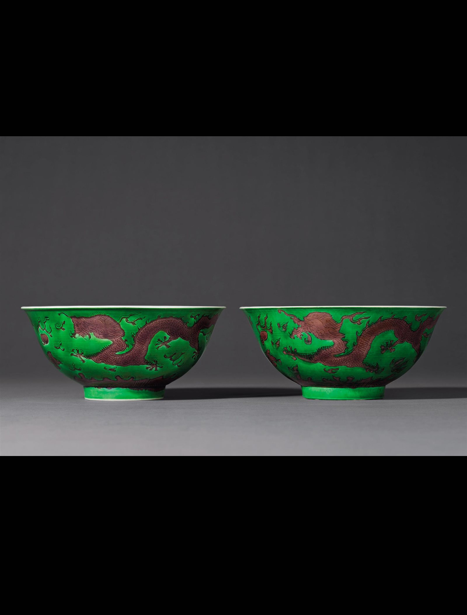清乾隆 绿地紫彩云龙纹碗一对