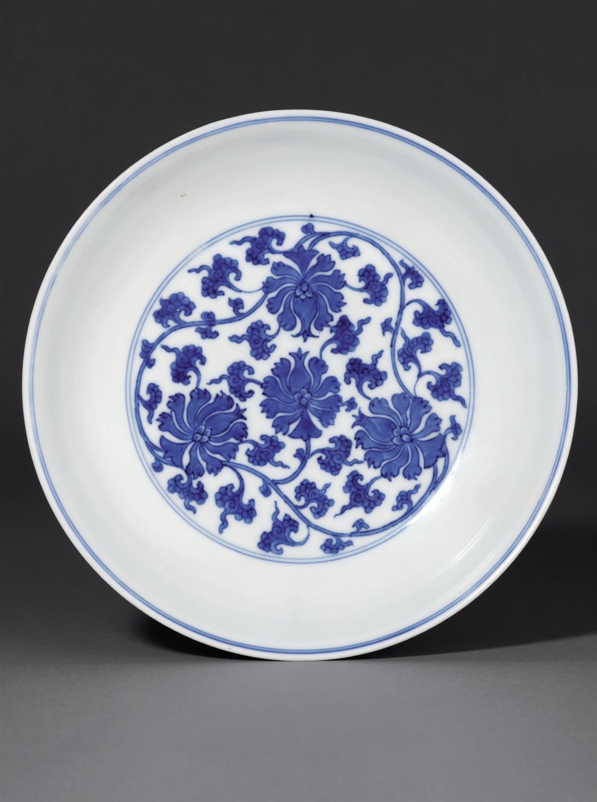 清康熙 青花缠枝花卉纹盘