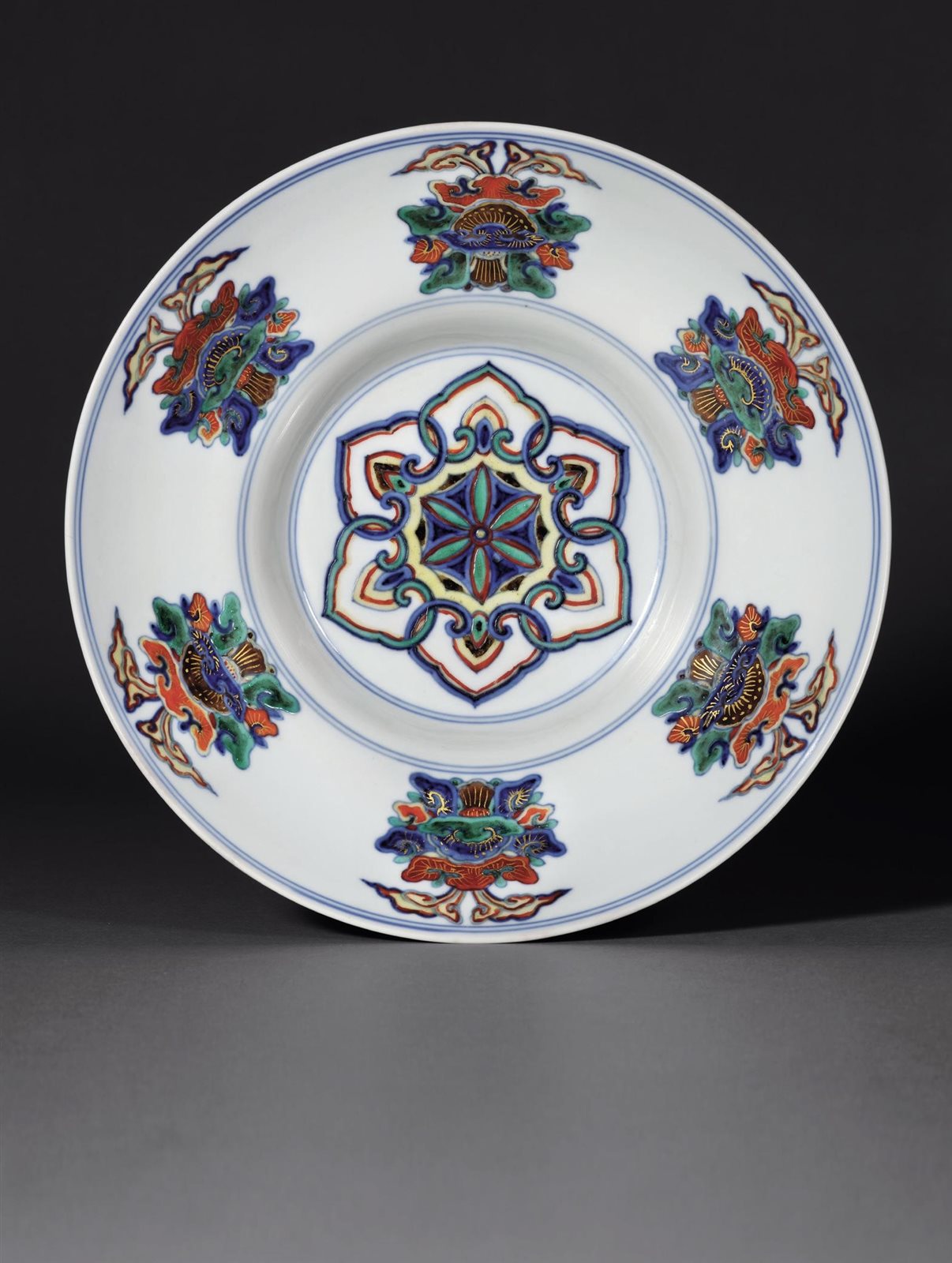 清康熙 斗彩描金莲托八吉祥纹束腰盘