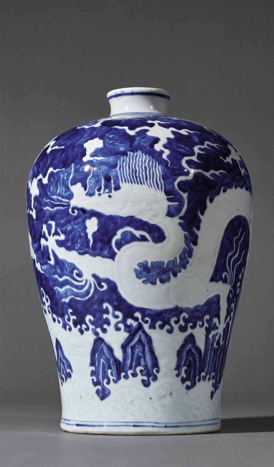 清雍正 青花地留白江崖海水云龙纹梅瓶