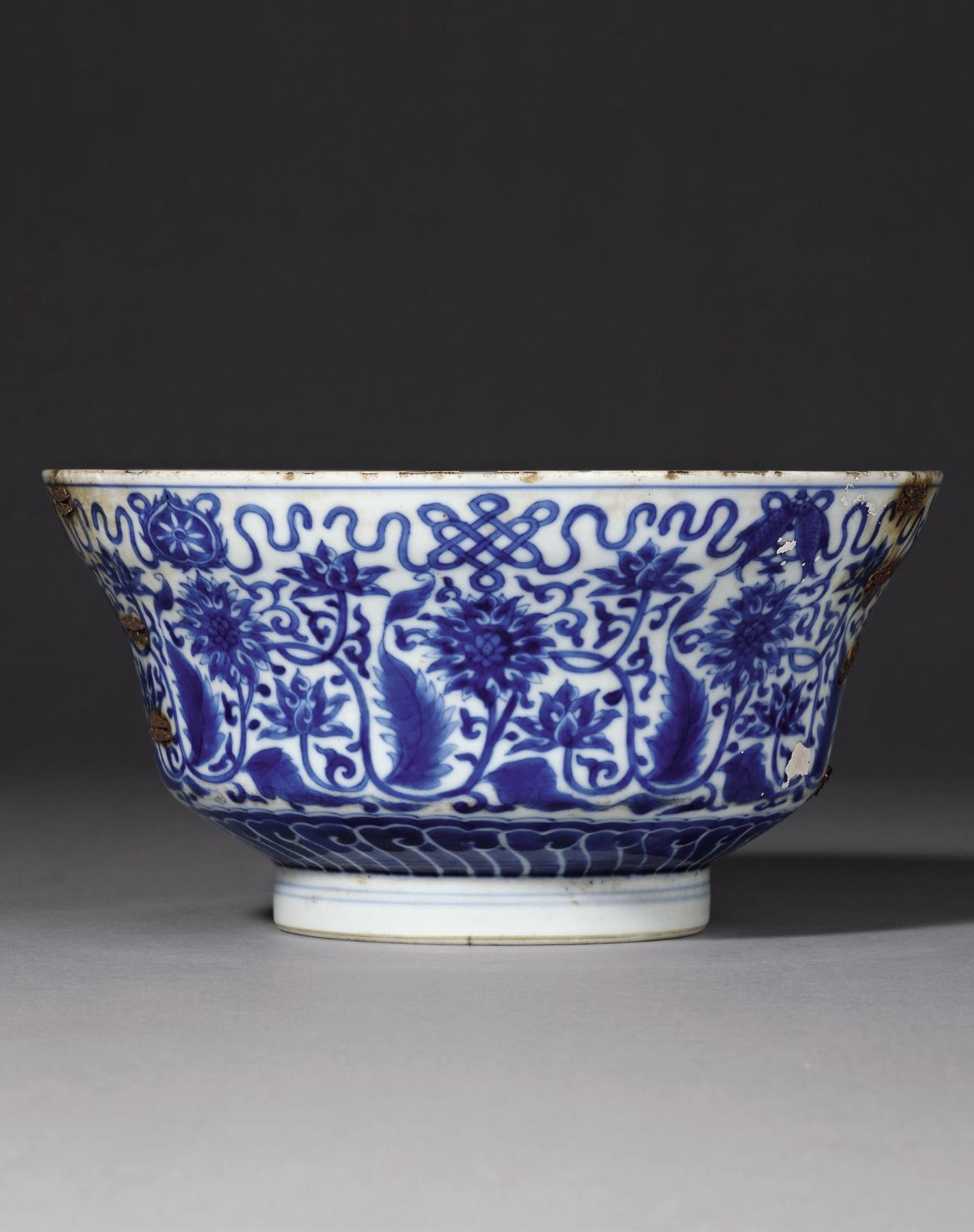 清雍正 青花内鹤寿延年外莲托八宝纹折腰碗