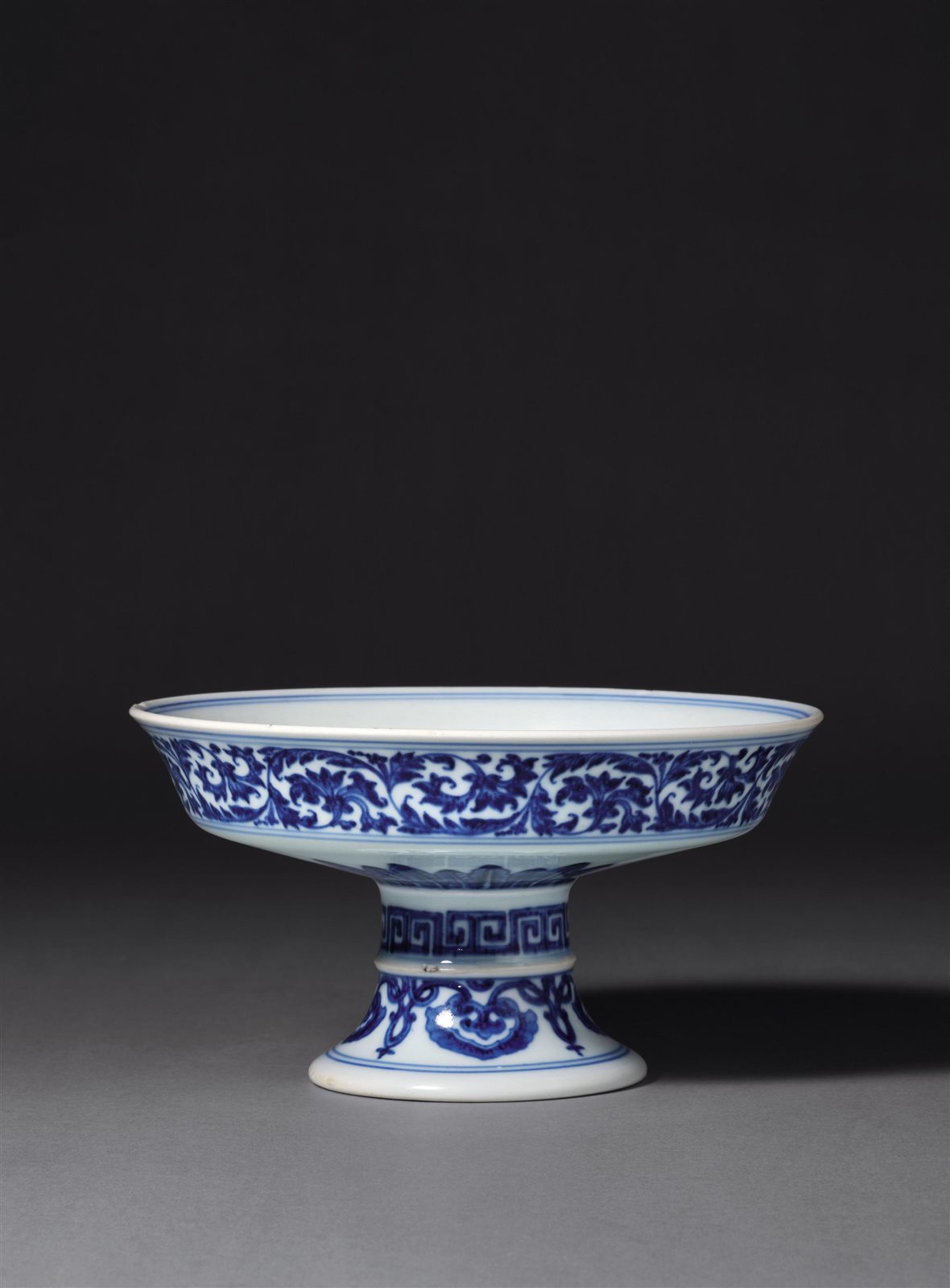 清乾隆 青花缠枝花卉“喜相逢”纹高足盘