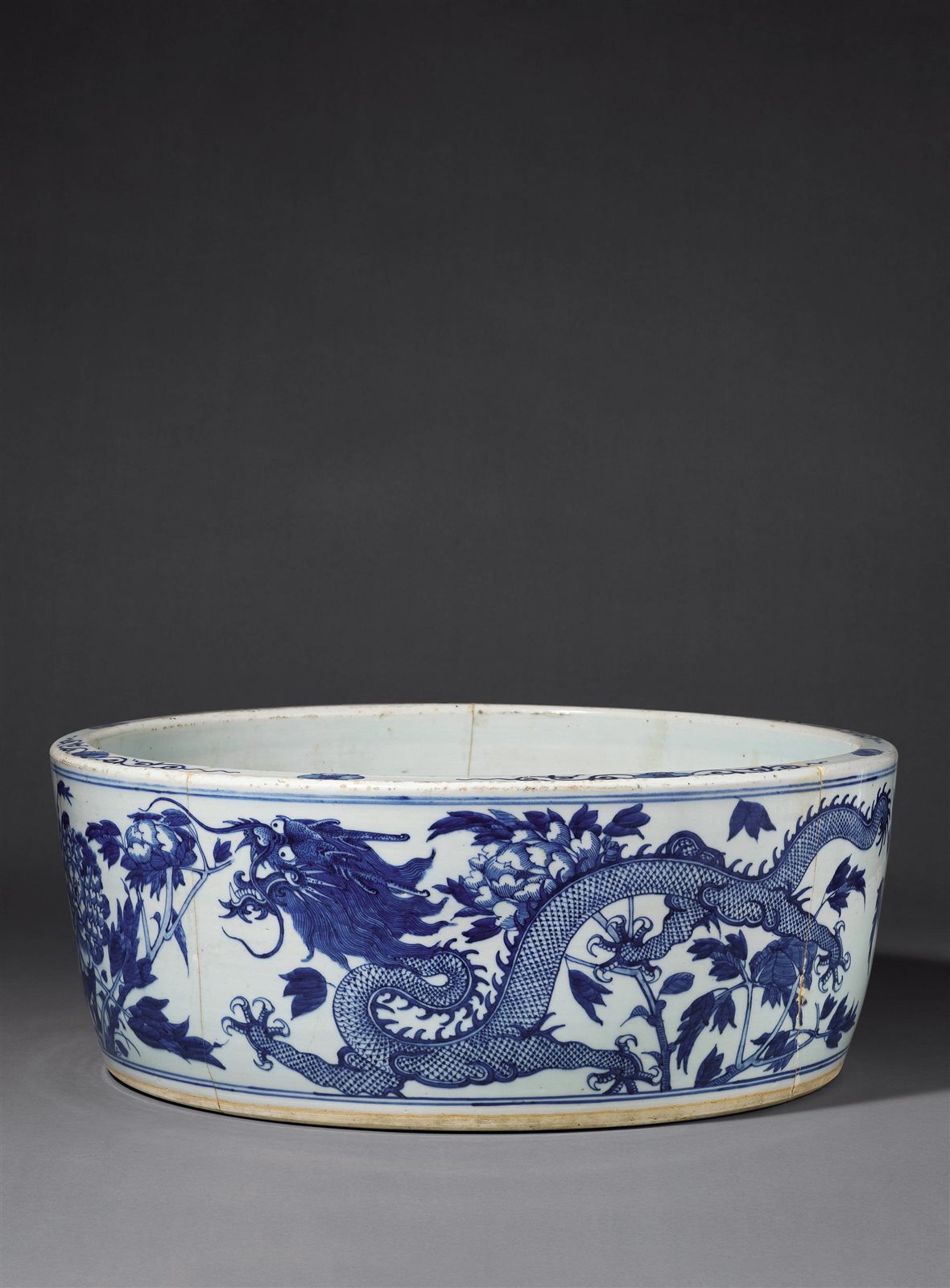 清中期 青花穿花“龙凤呈祥”纹鱼浅