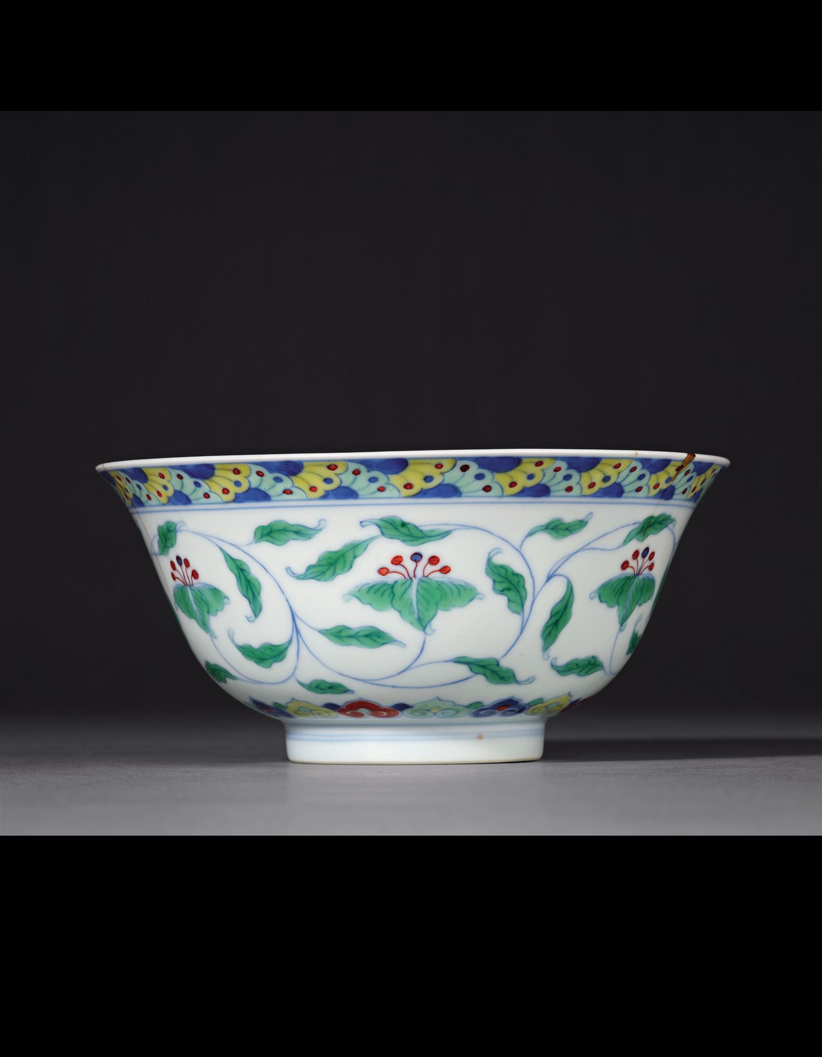 清雍正 仿成化斗彩花卉纹碗