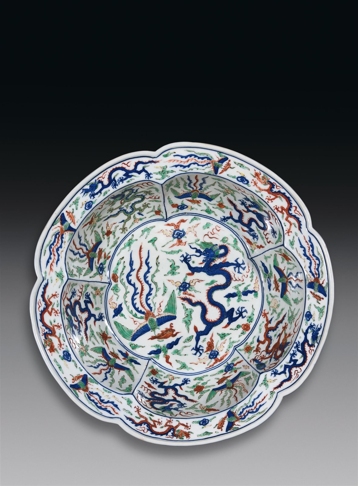 明万历 青花五彩龙凤呈祥纹葵口大折沿洗
