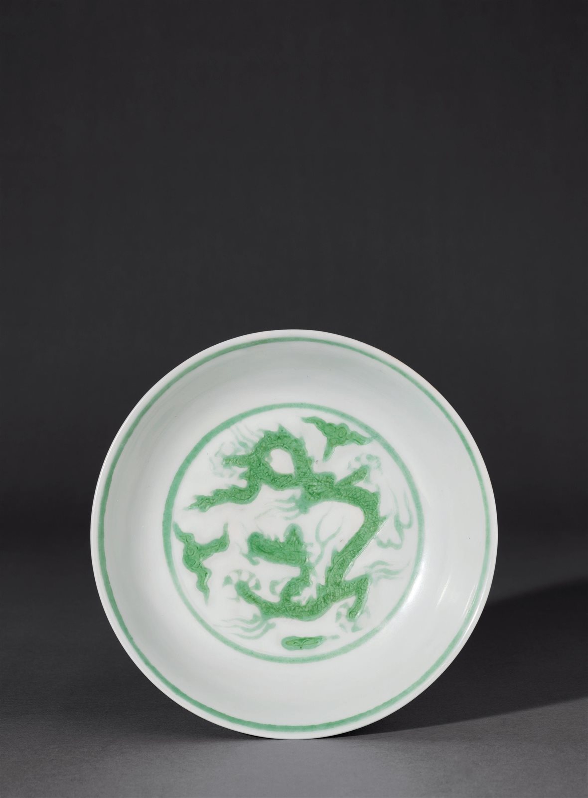 明正德 绿彩暗刻云龙纹盘