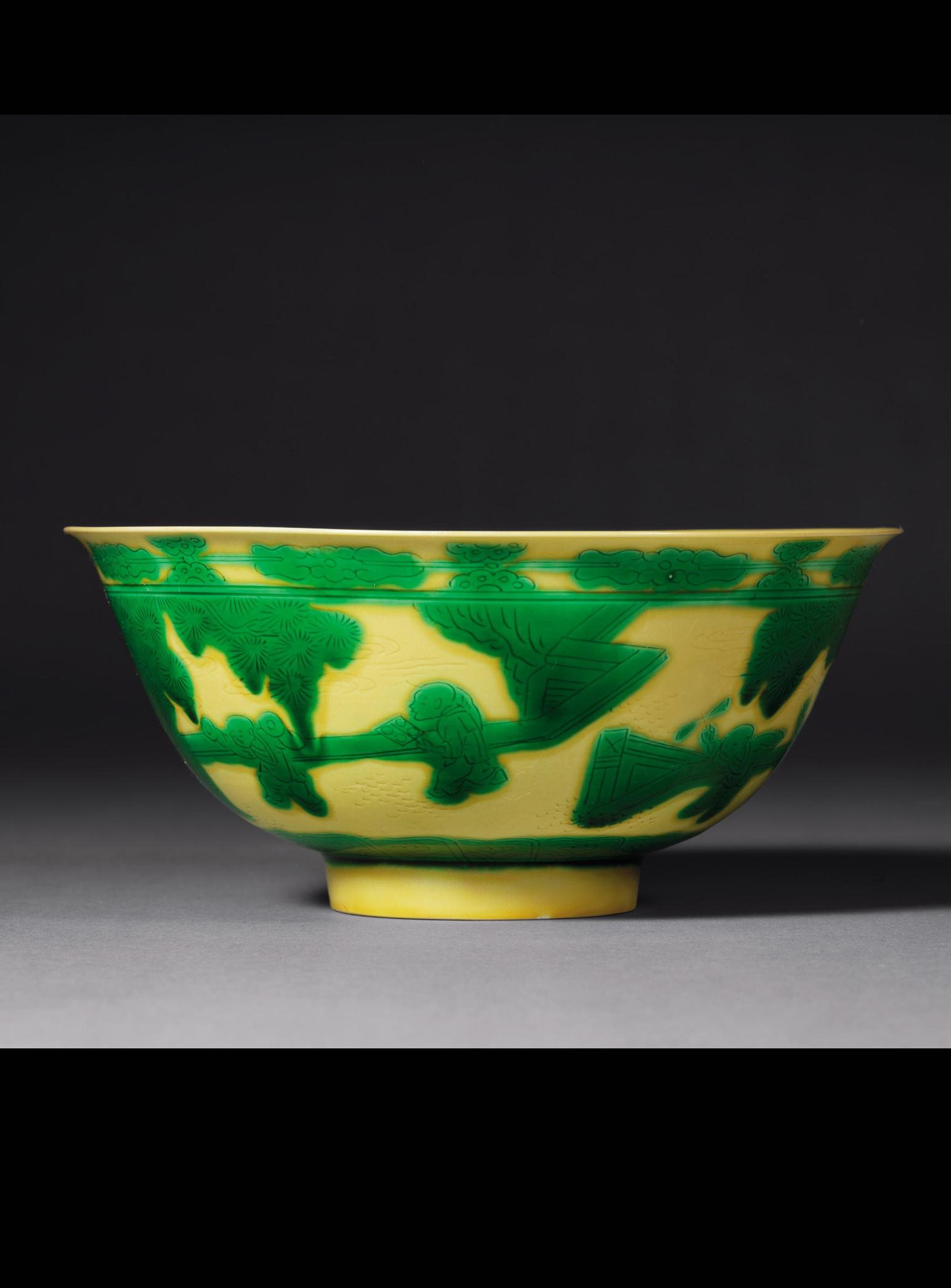清康熙 黄地绿彩暗刻婴戏纹碗