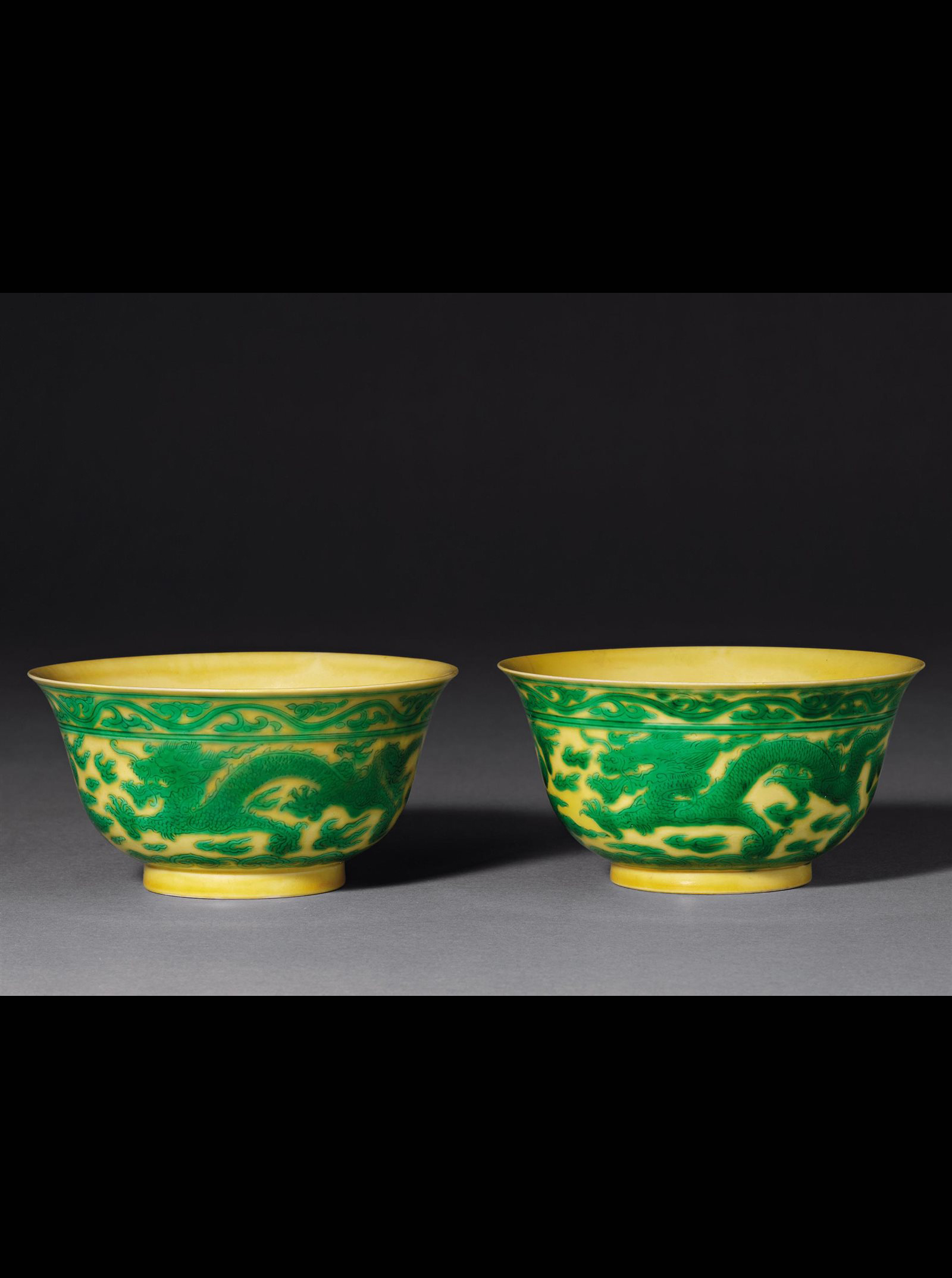 清康熙 黄地绿彩云龙纹茶圆一对