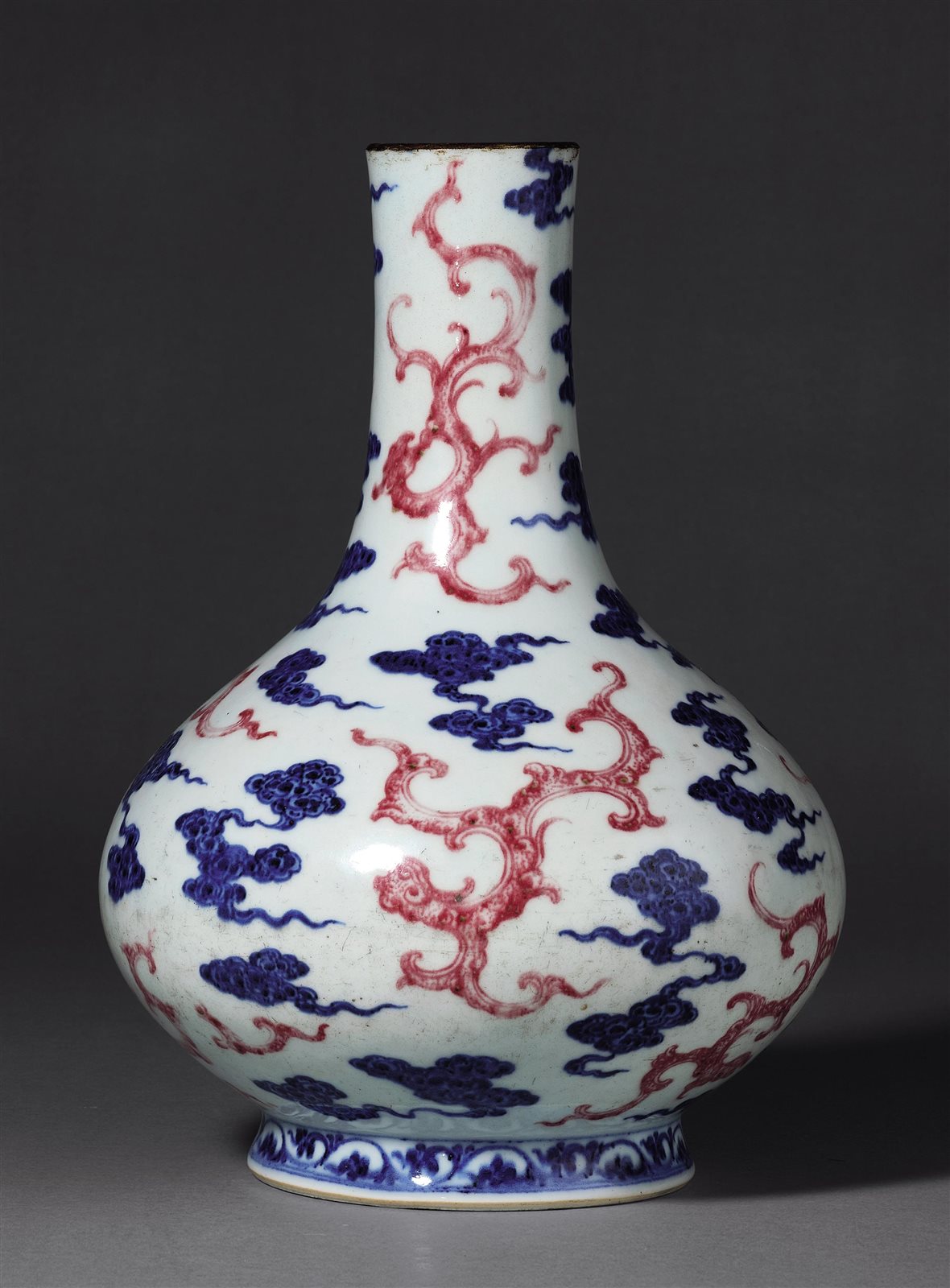 清乾隆 青花釉里红祥云夔龙纹荸荠瓶