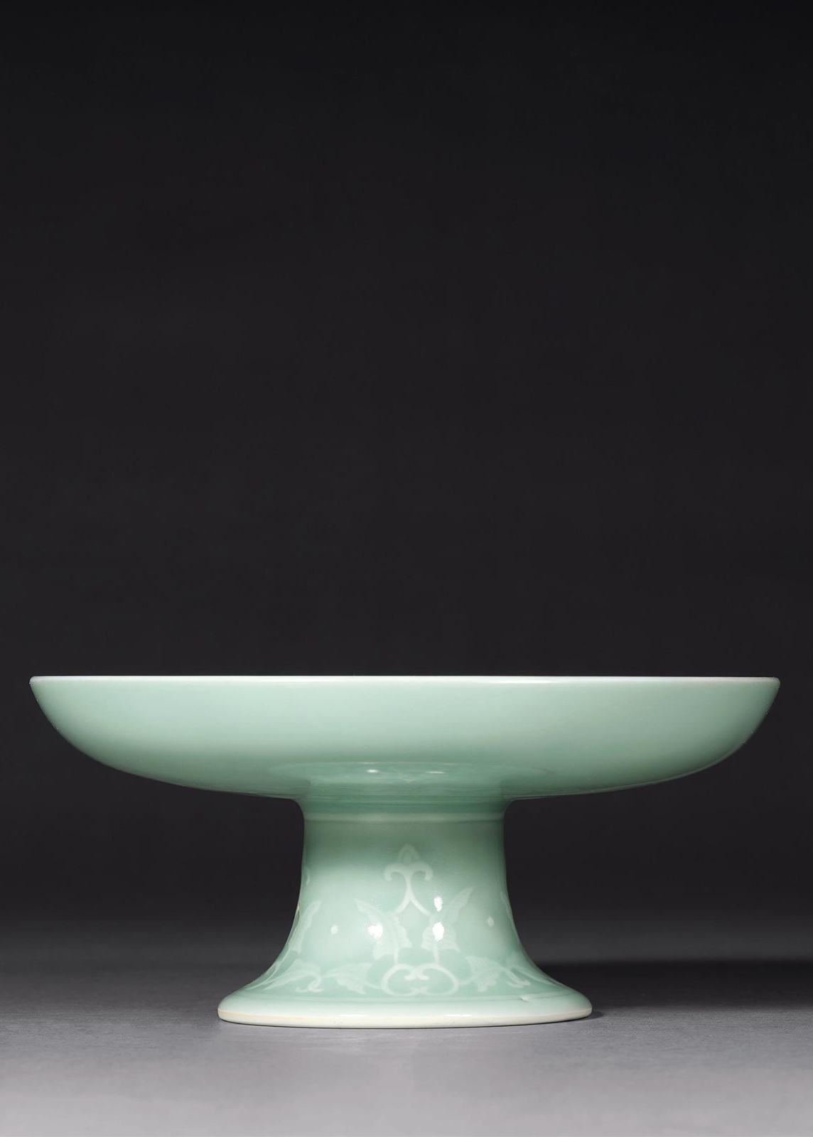 清雍正 粉青釉模印花卉纹高足盘