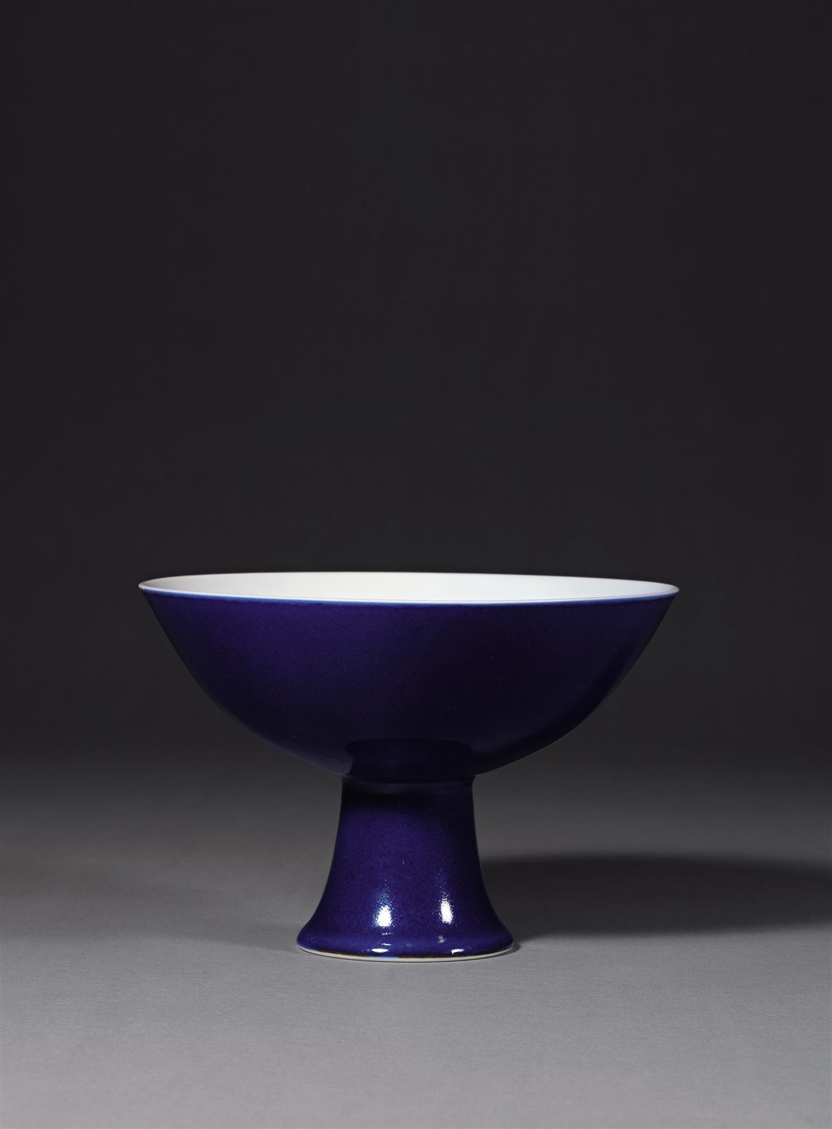 清雍正 宝石蓝釉高足碗