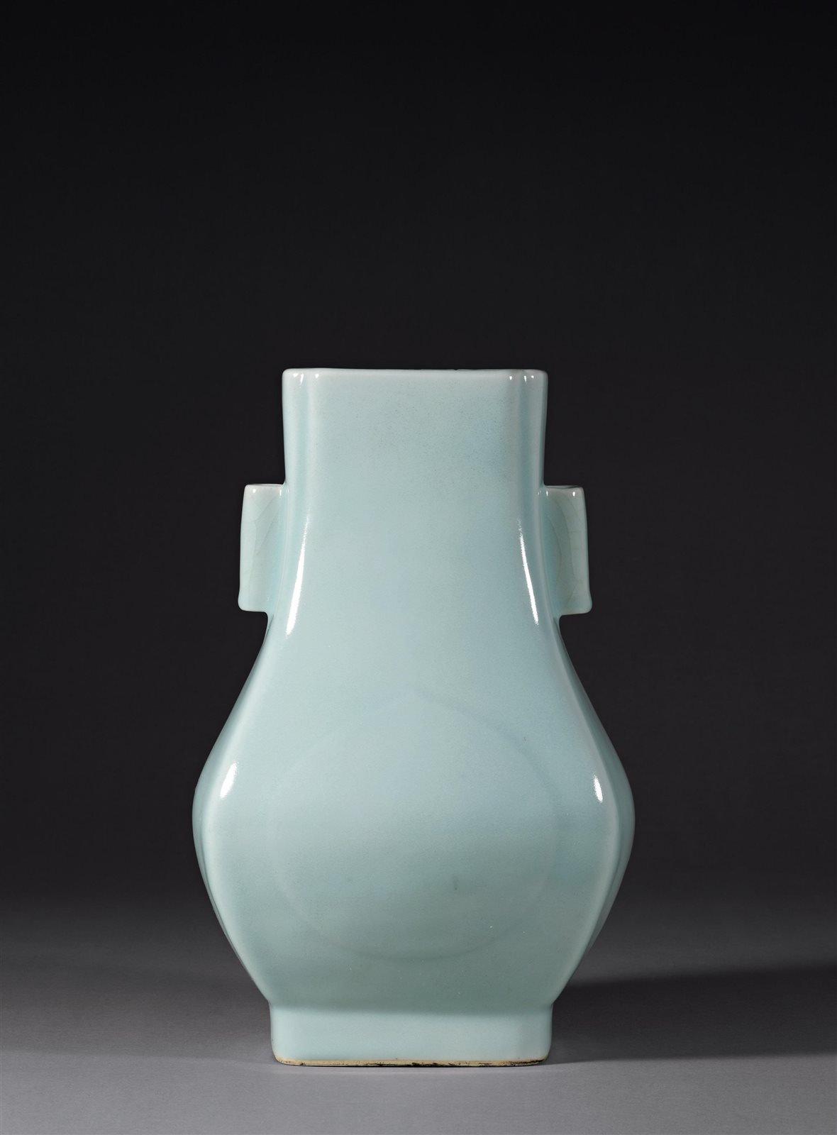 清光绪 粉青釉杏元贯耳瓶