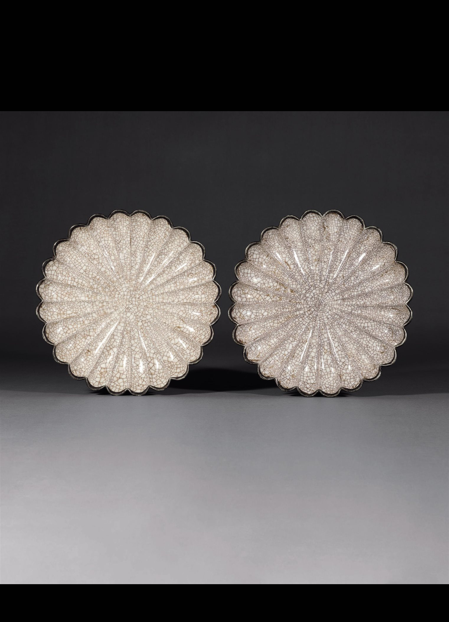 清雍正 哥釉菊瓣盘一对