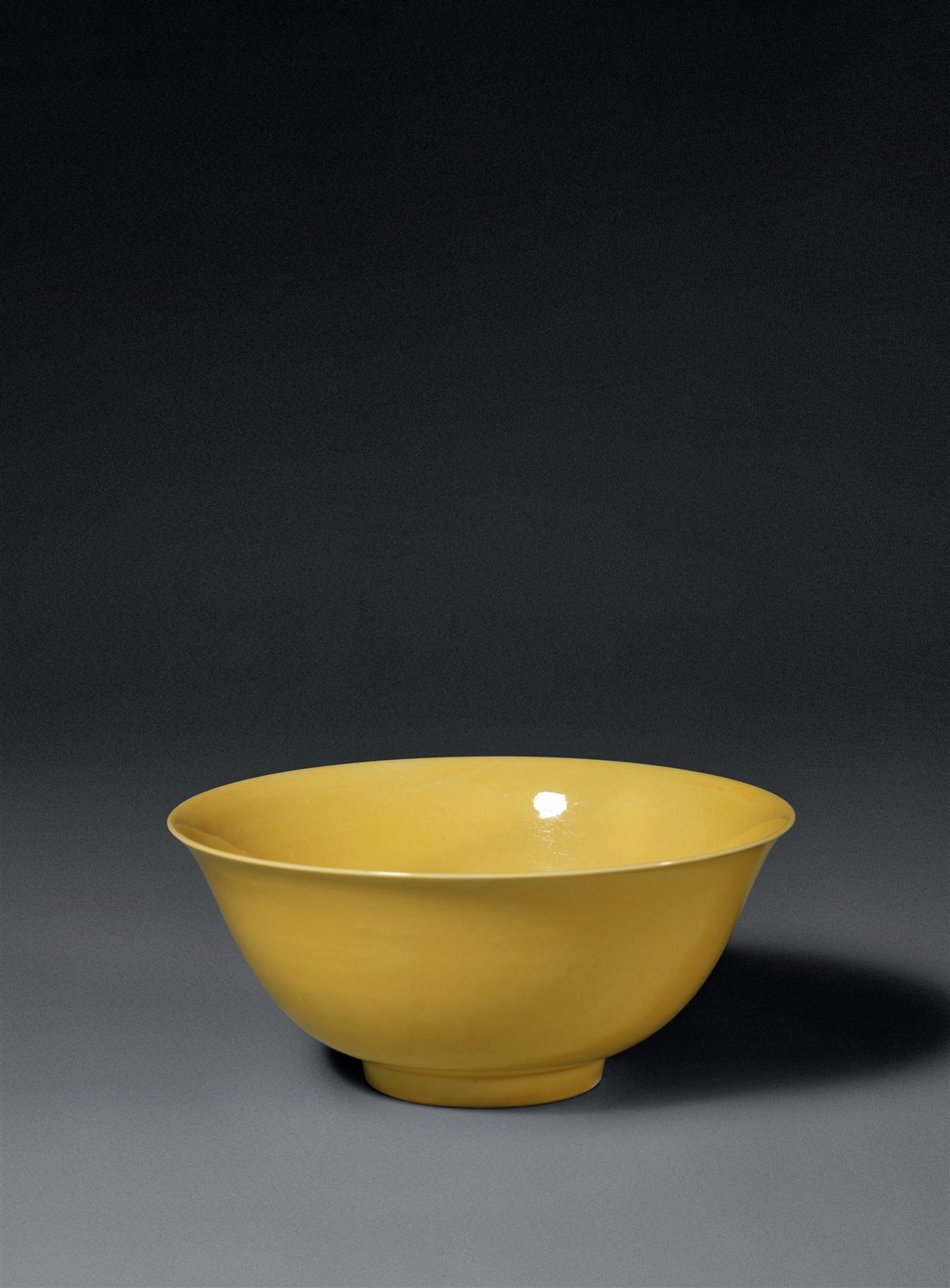 明嘉靖 浇黄釉撇口碗