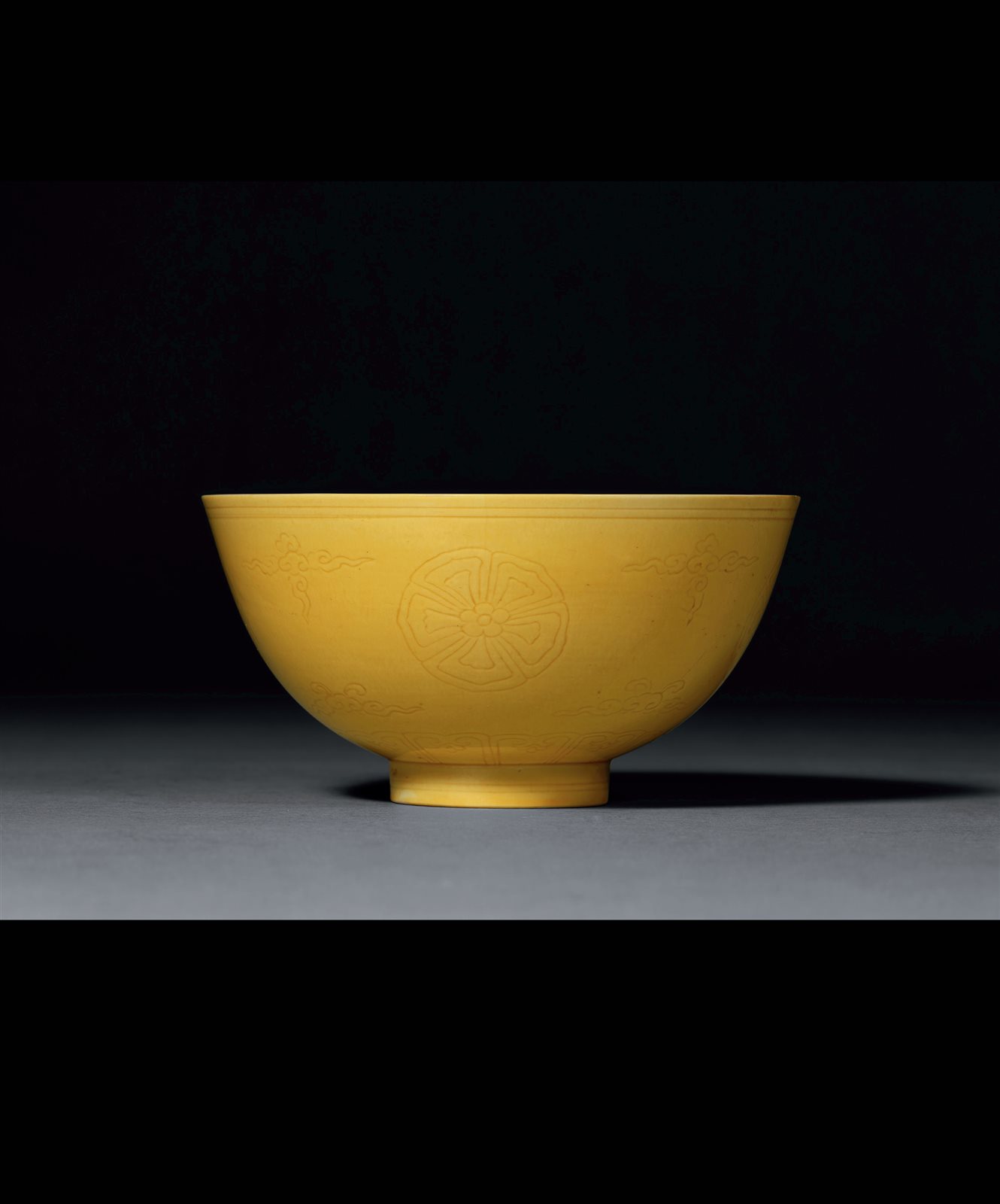 清康熙 娇黄釉暗刻团花纹碗