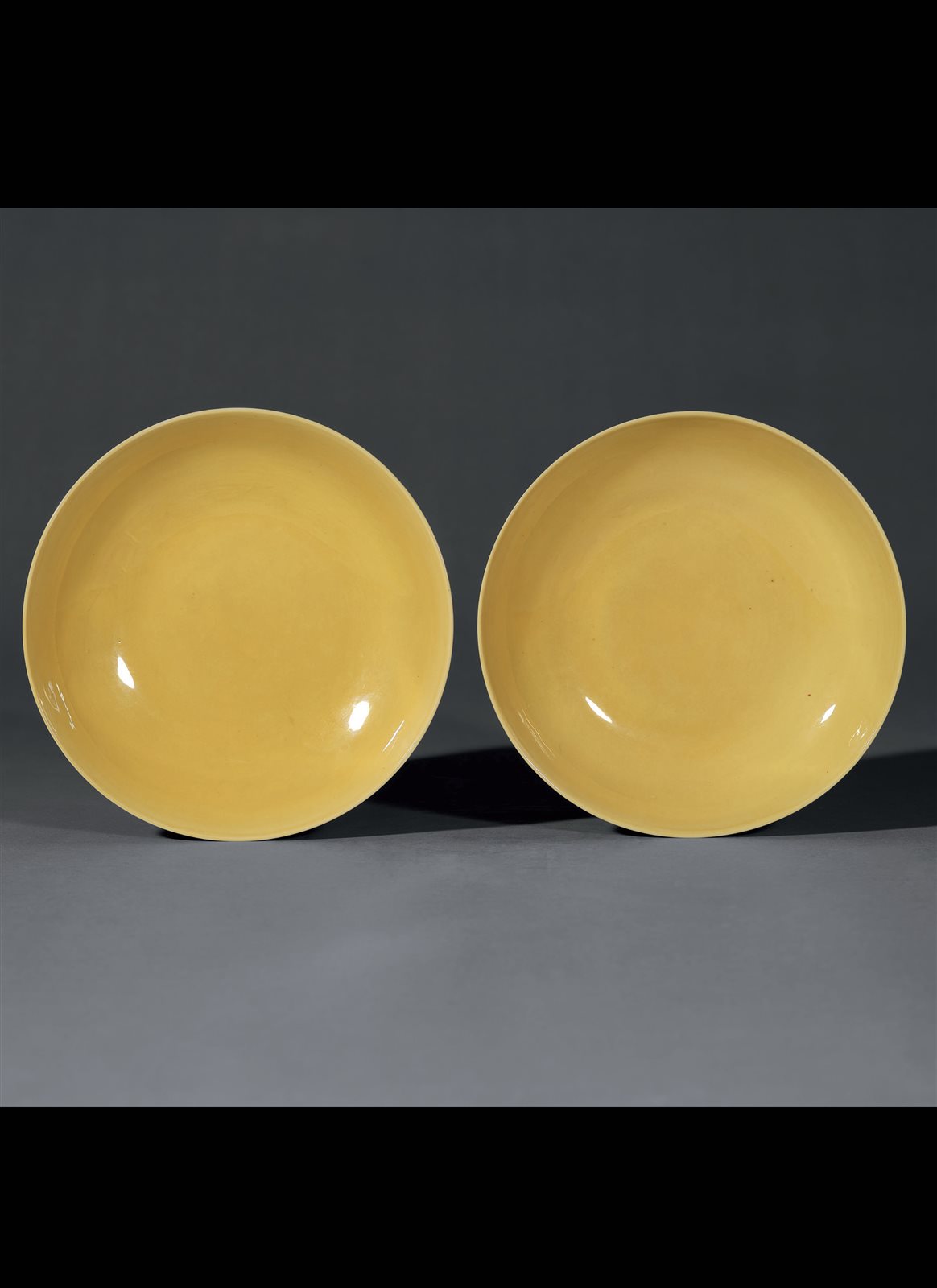 清雍正 娇黄釉暗刻缠枝莲纹盘一对