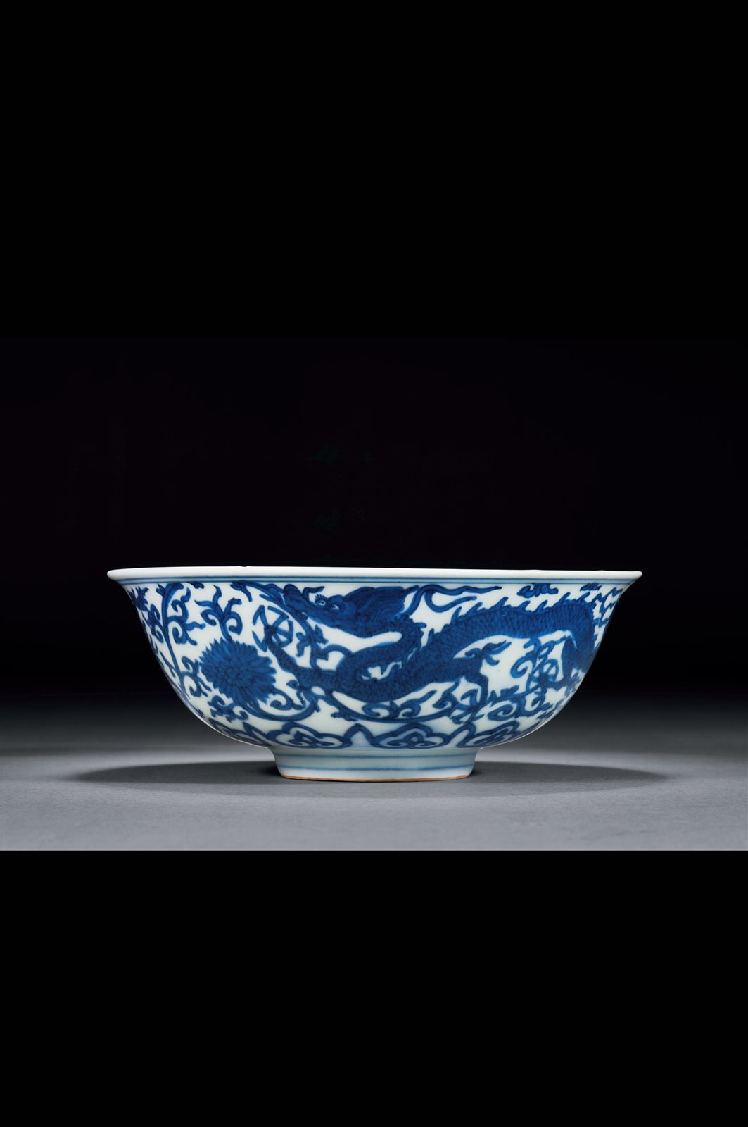 明嘉靖 青花如意穿花龙凤纹碗