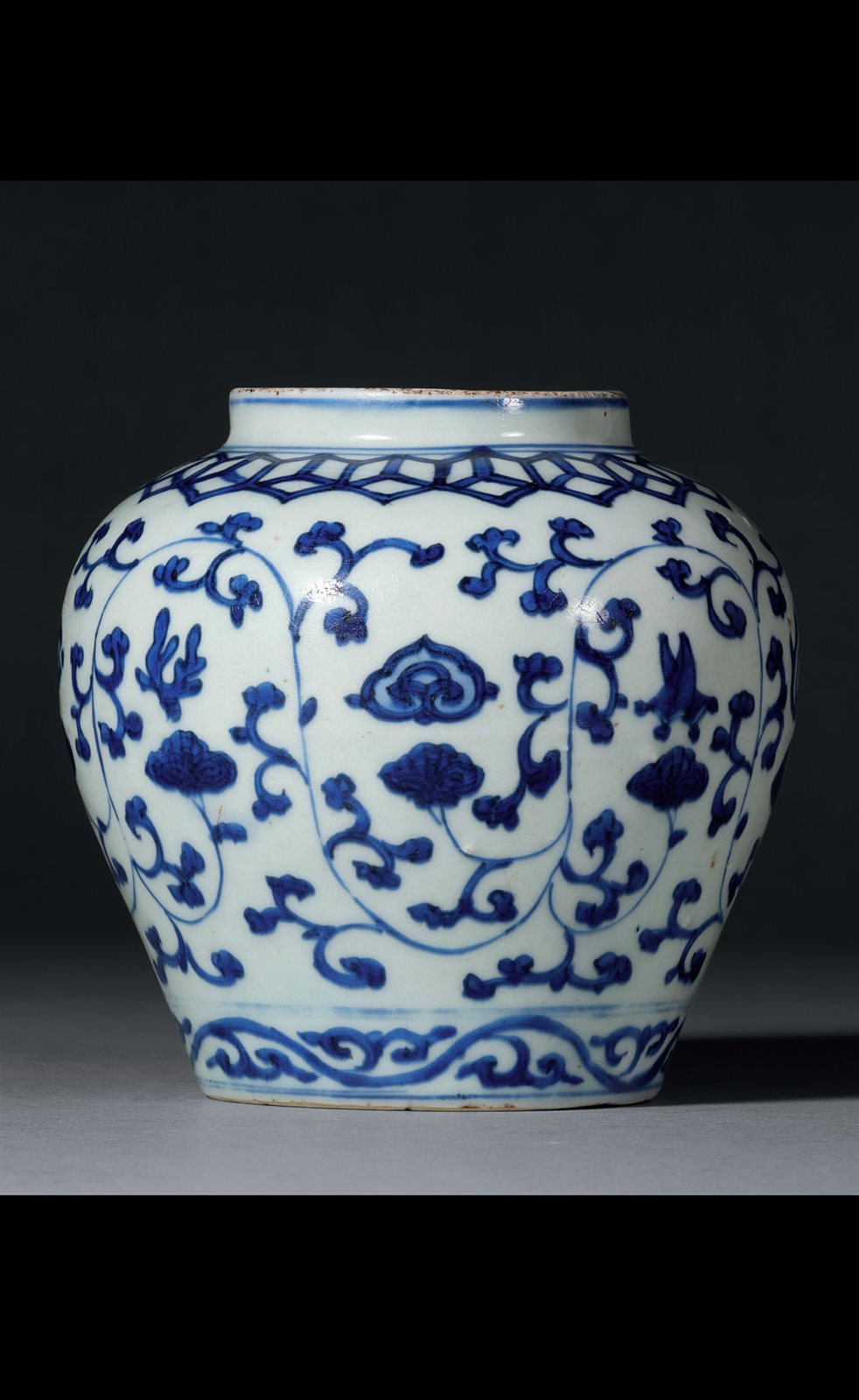 明万历 青花如意瑞芝杂宝纹罐