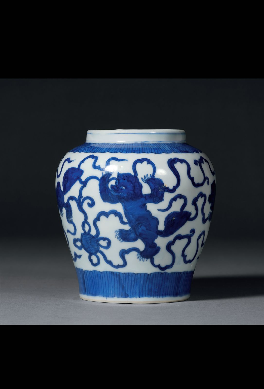 明万历 青花狮子滚绣球纹罐