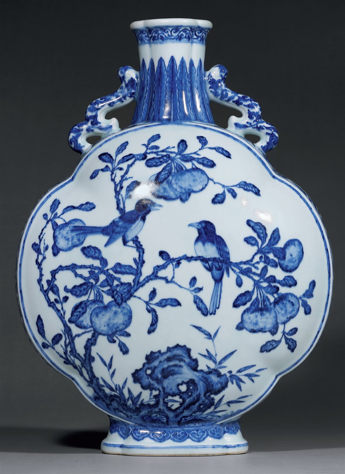 清雍正 青花瑞果“喜上枝头”纹海棠形双龙耳大抱月瓶