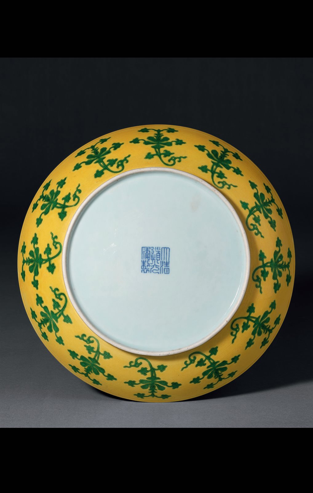 清道光 黄釉绿彩折枝宝相花纹盘