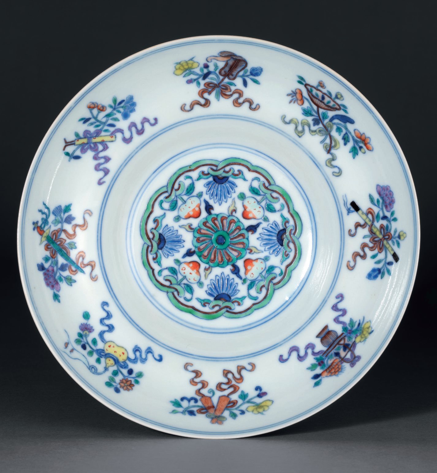 清道光 斗彩缠枝洋莲八吉祥纹折腰盘