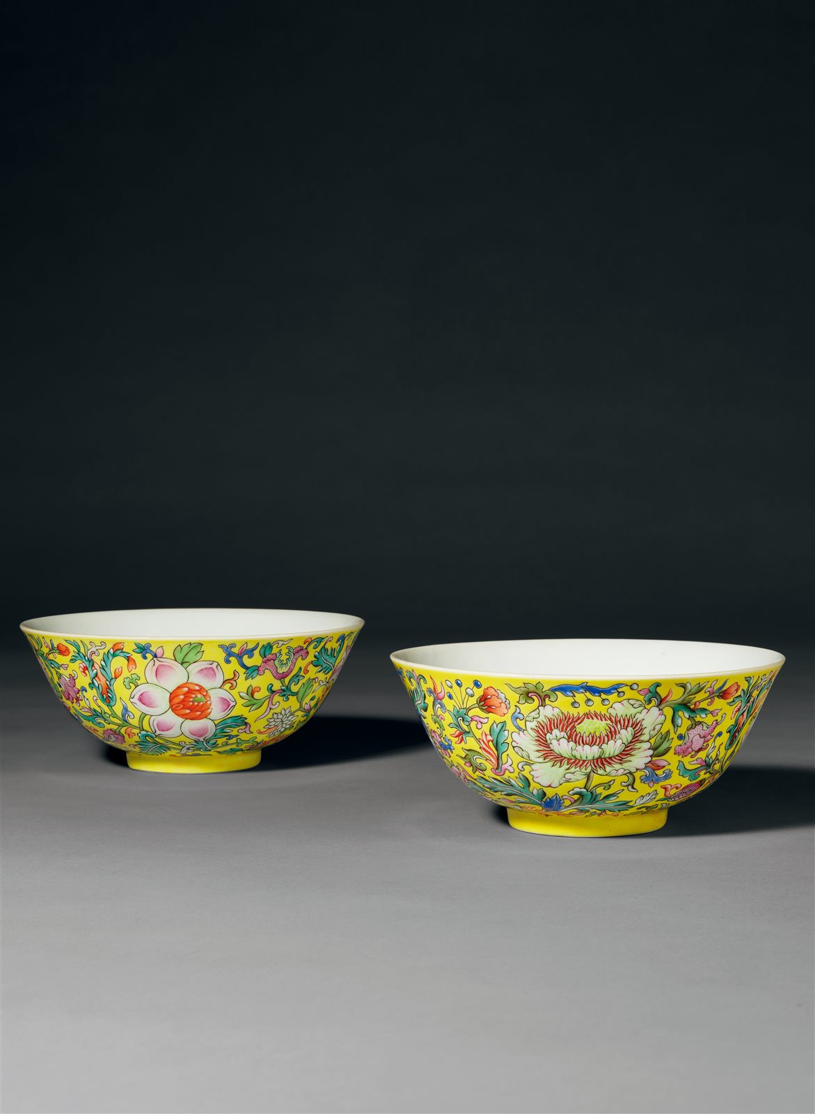 黄地洋彩洋花矾红五福纹碗一对