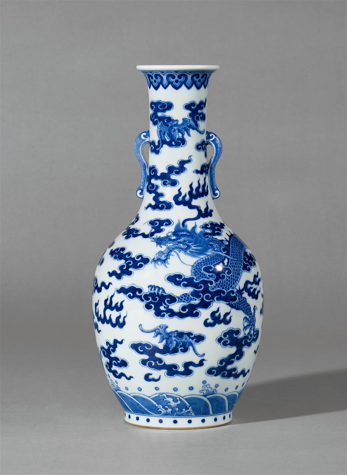 青花苍龙教子纹双如意耳瓶