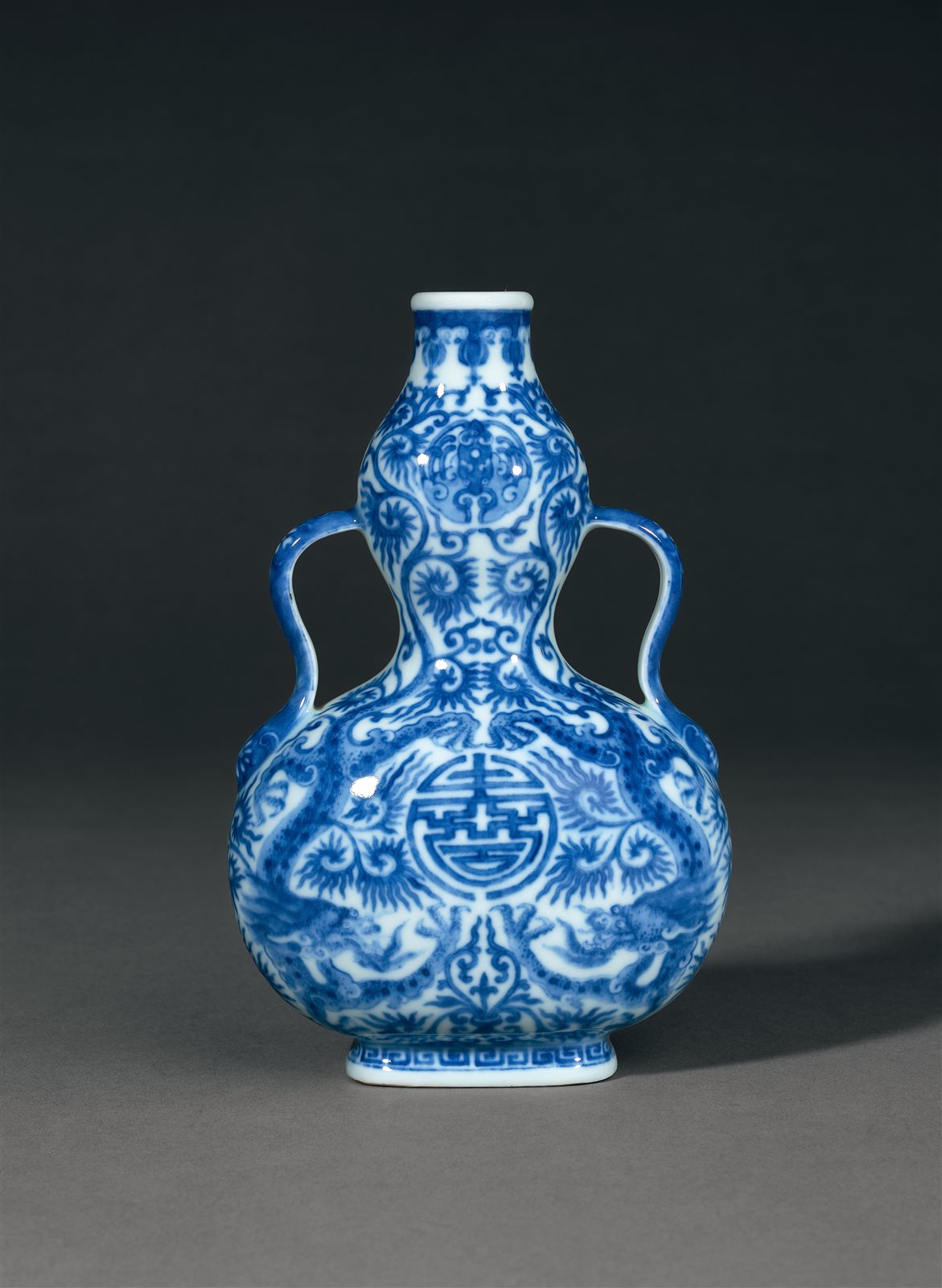 青花双龙捧寿纹绶带耳如意葫芦瓶