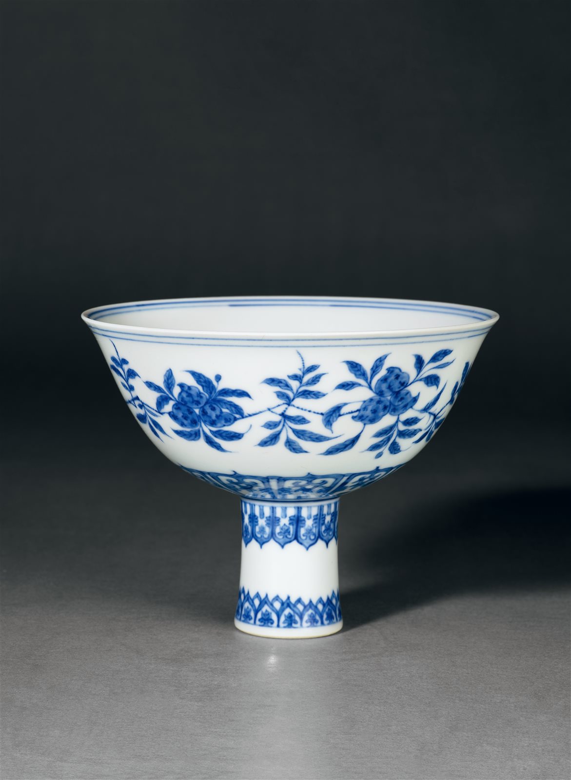 青花祥花瑞果纹如意高足碗