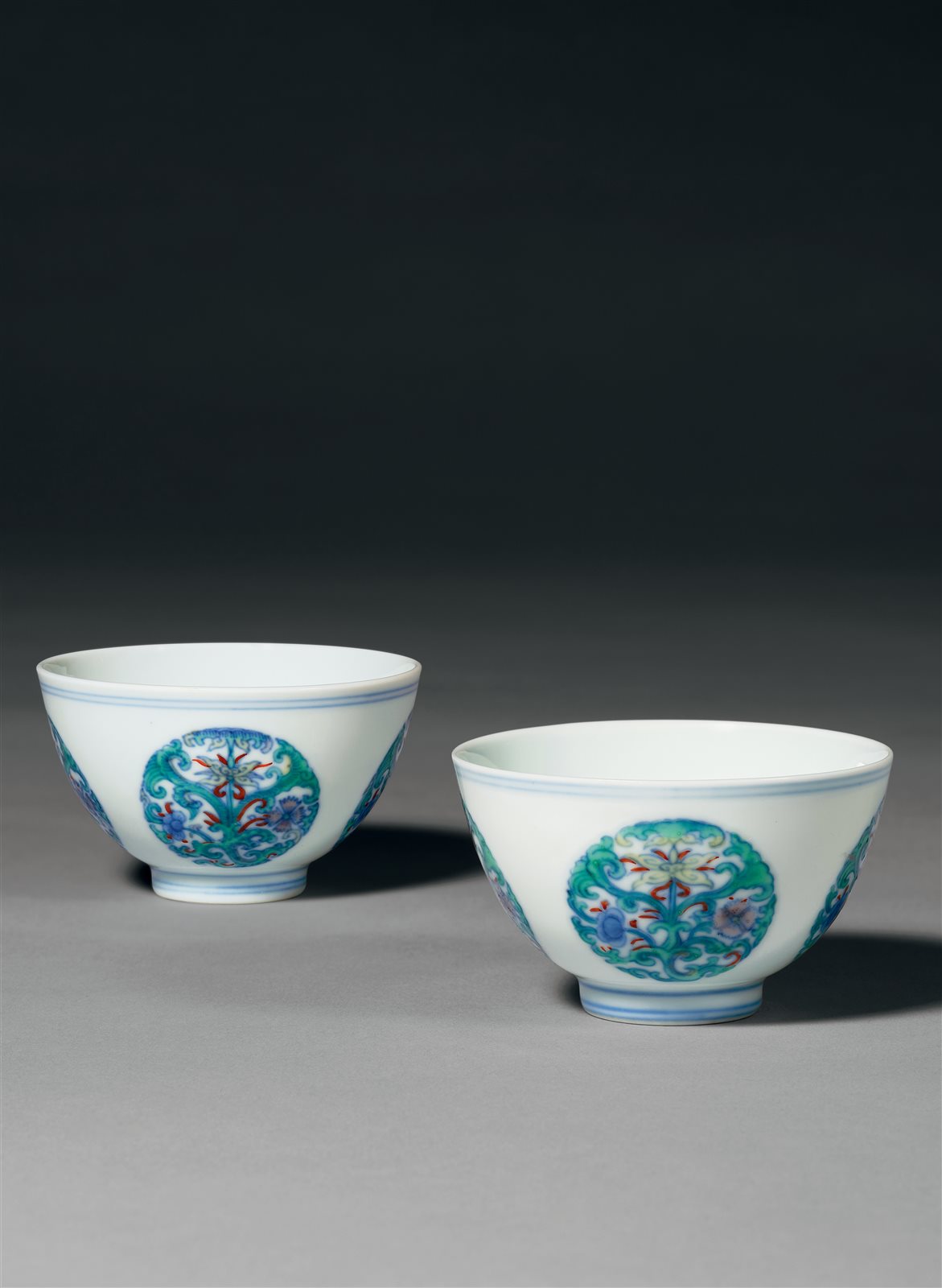 斗彩团花纹杯一对